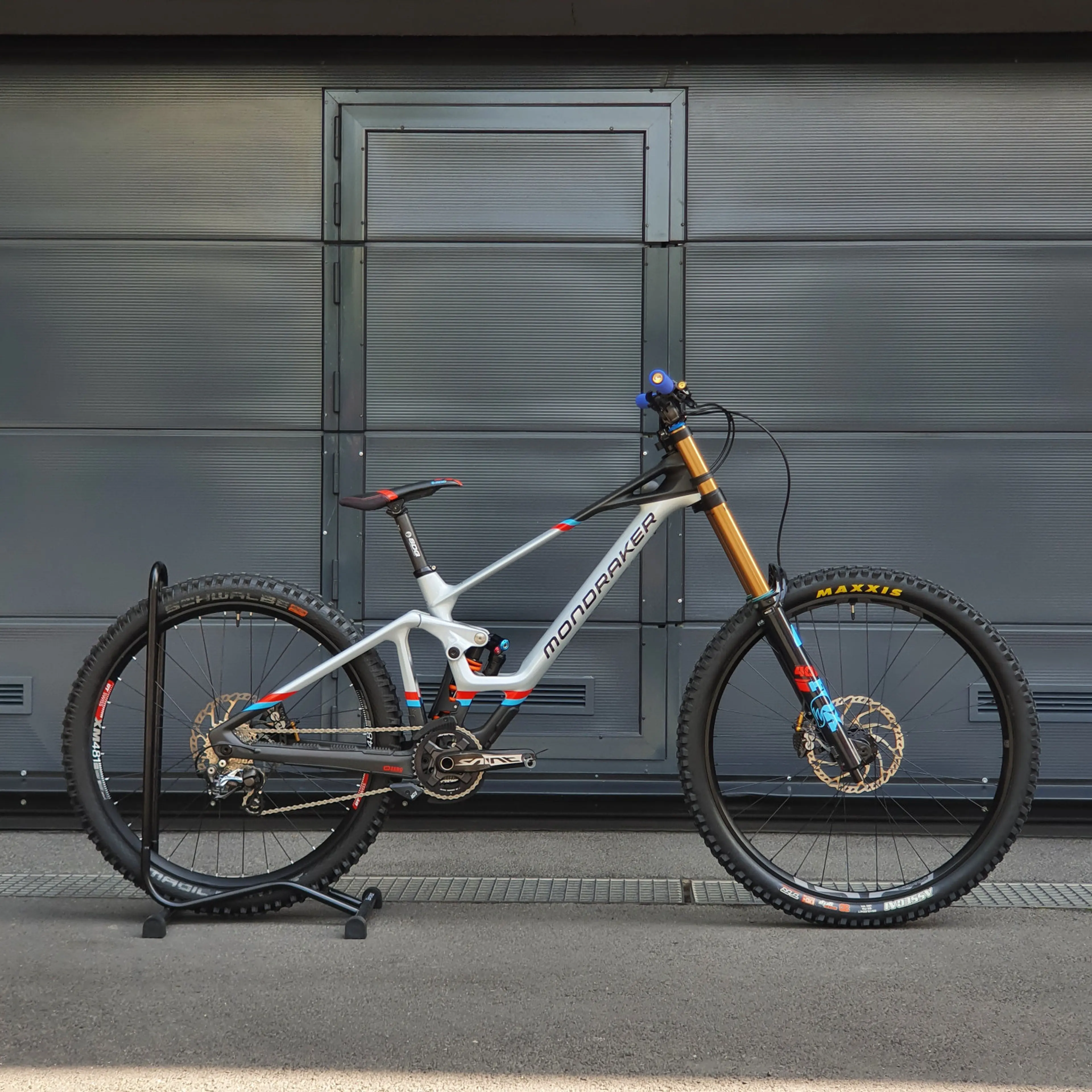 1. Bicicleta Mondraker Summum Carbon RR MX 2022