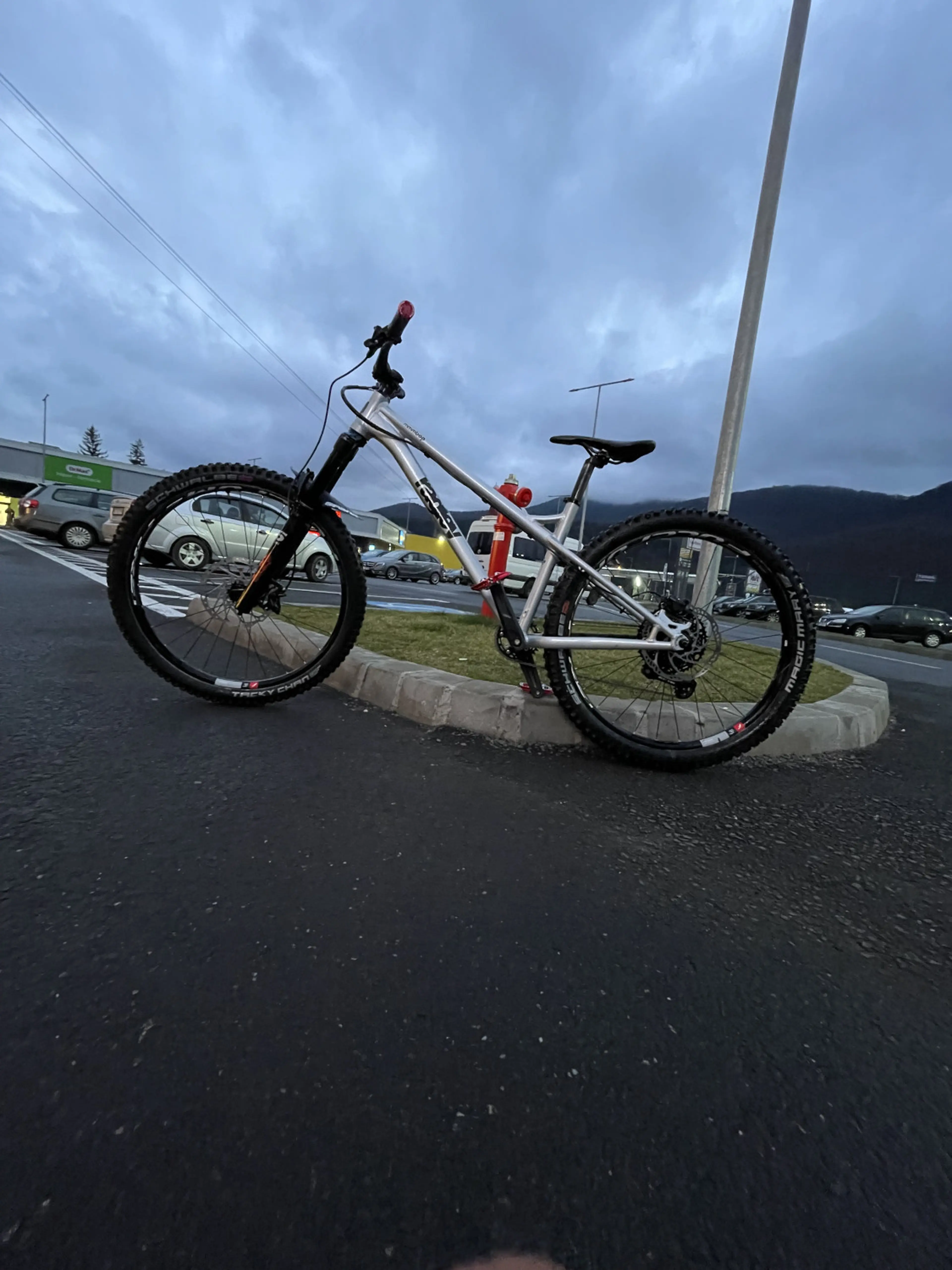 18. Bicicleta Hardtail Ragley MMBOP 27.5"