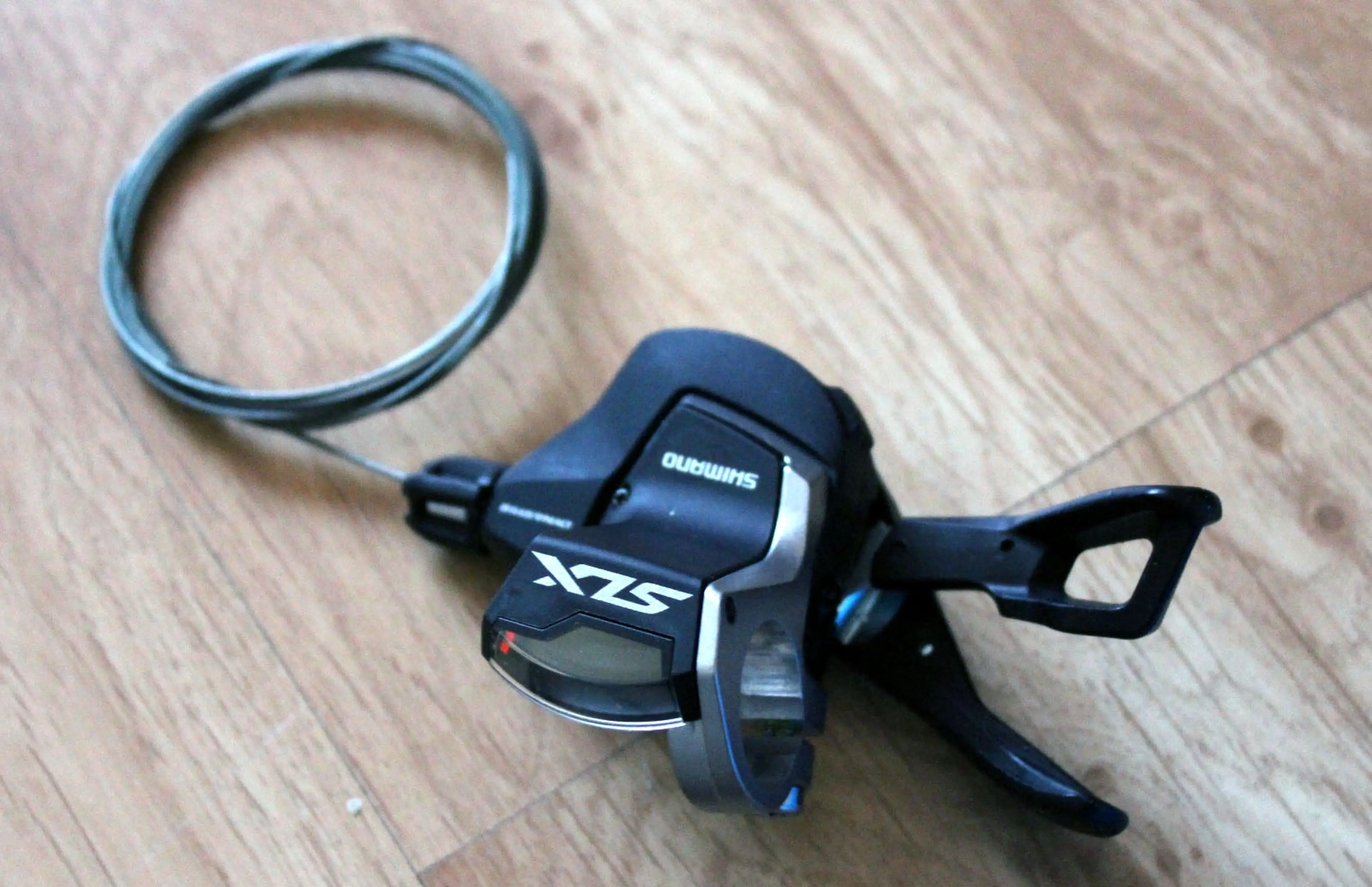 2. Shimano maneta dreapta cu colier SLX SL-M7000 11vit. + cablu si accesorii