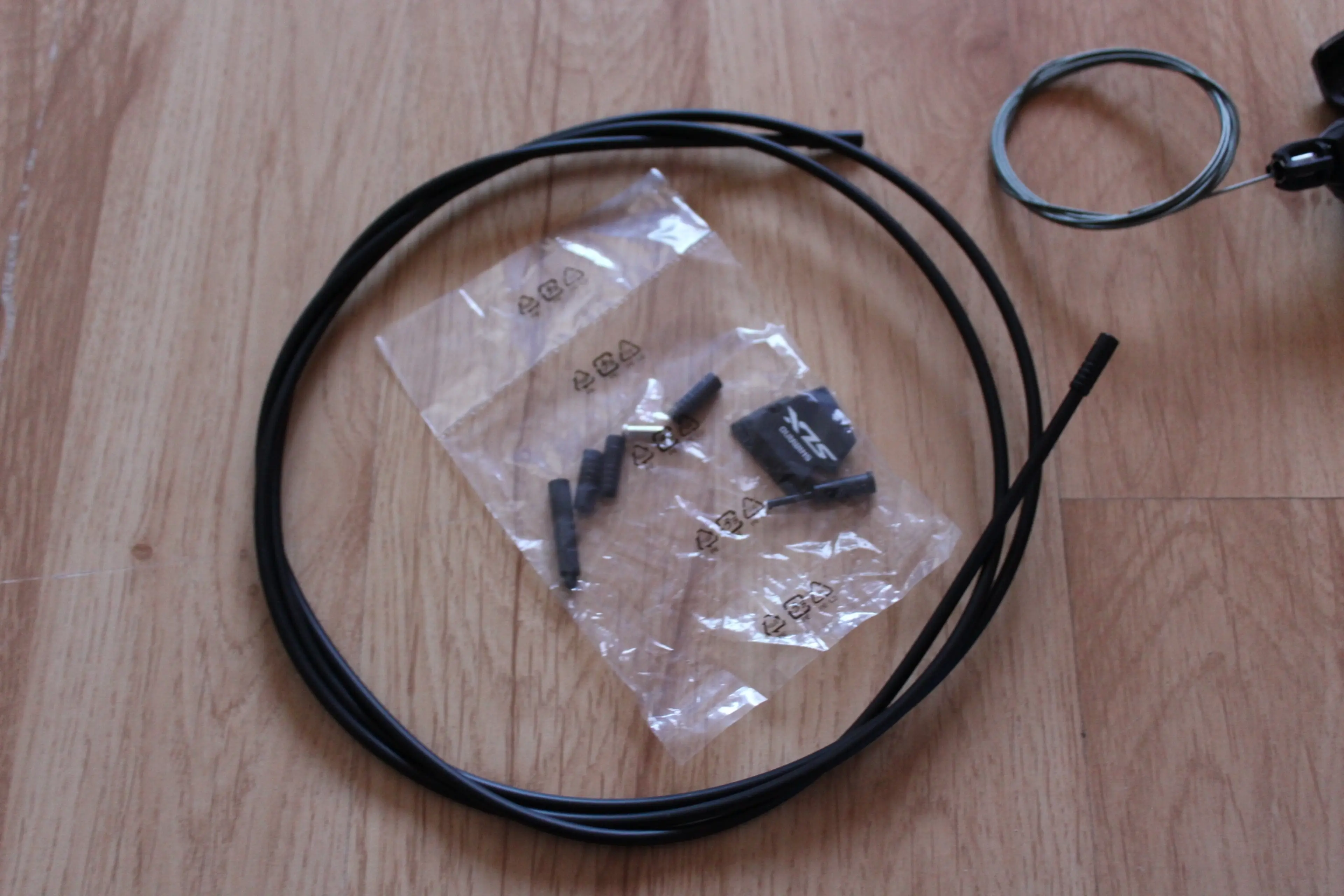 5. Shimano maneta dreapta cu colier SLX SL-M7000 11vit. + cablu si accesorii