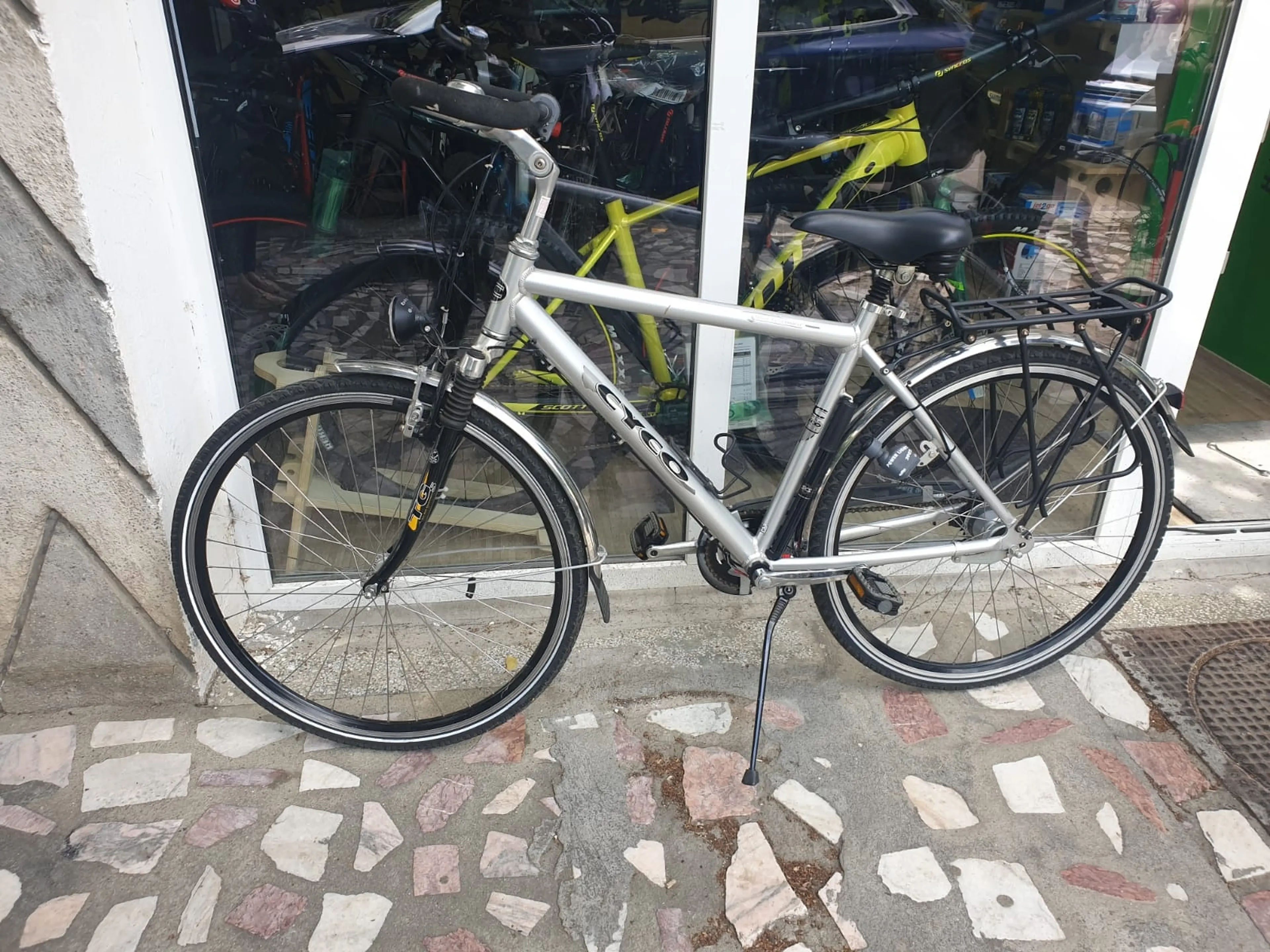 1. Vând bicicleta Cyco