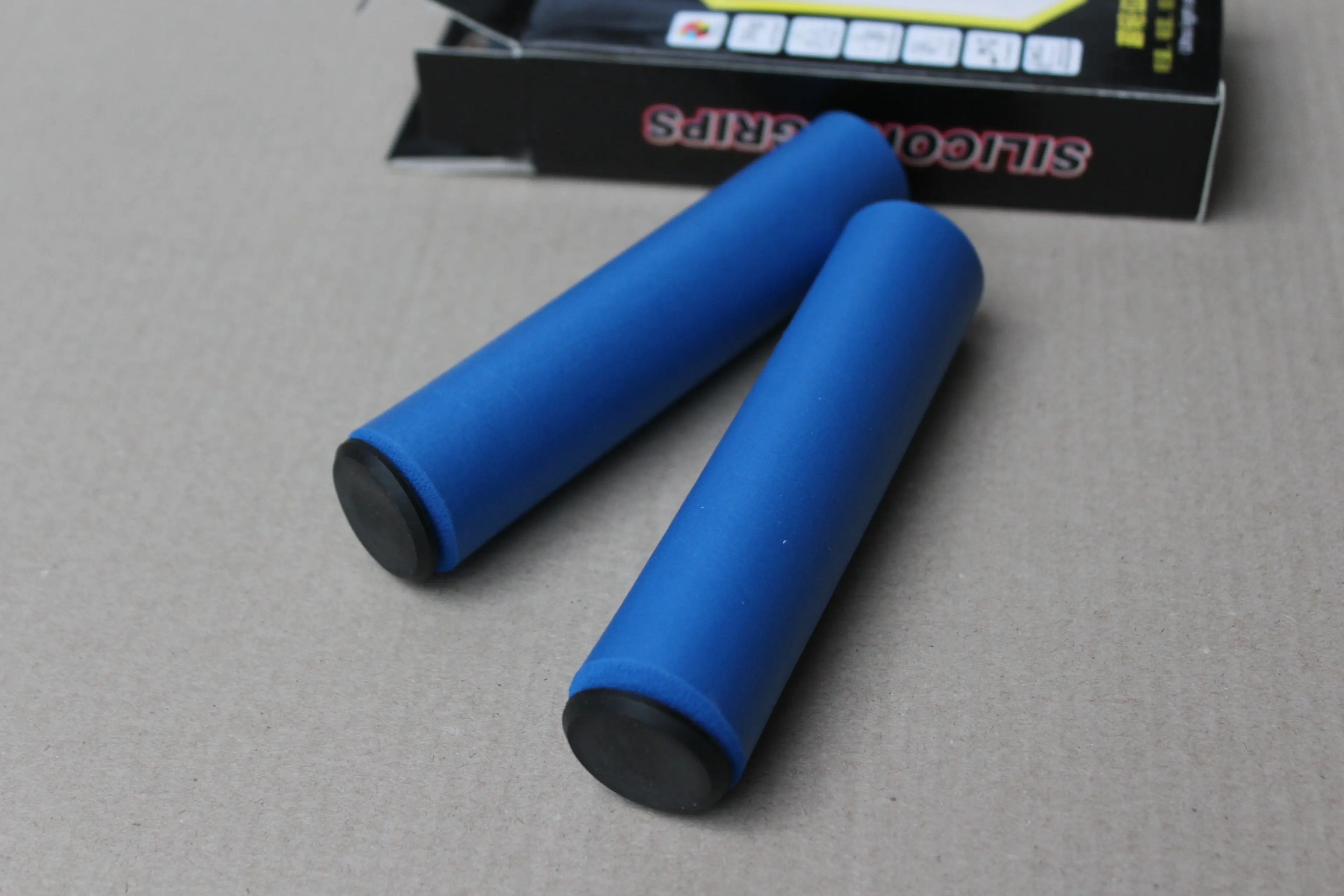 3. Silicone Racing Grips - albastru
