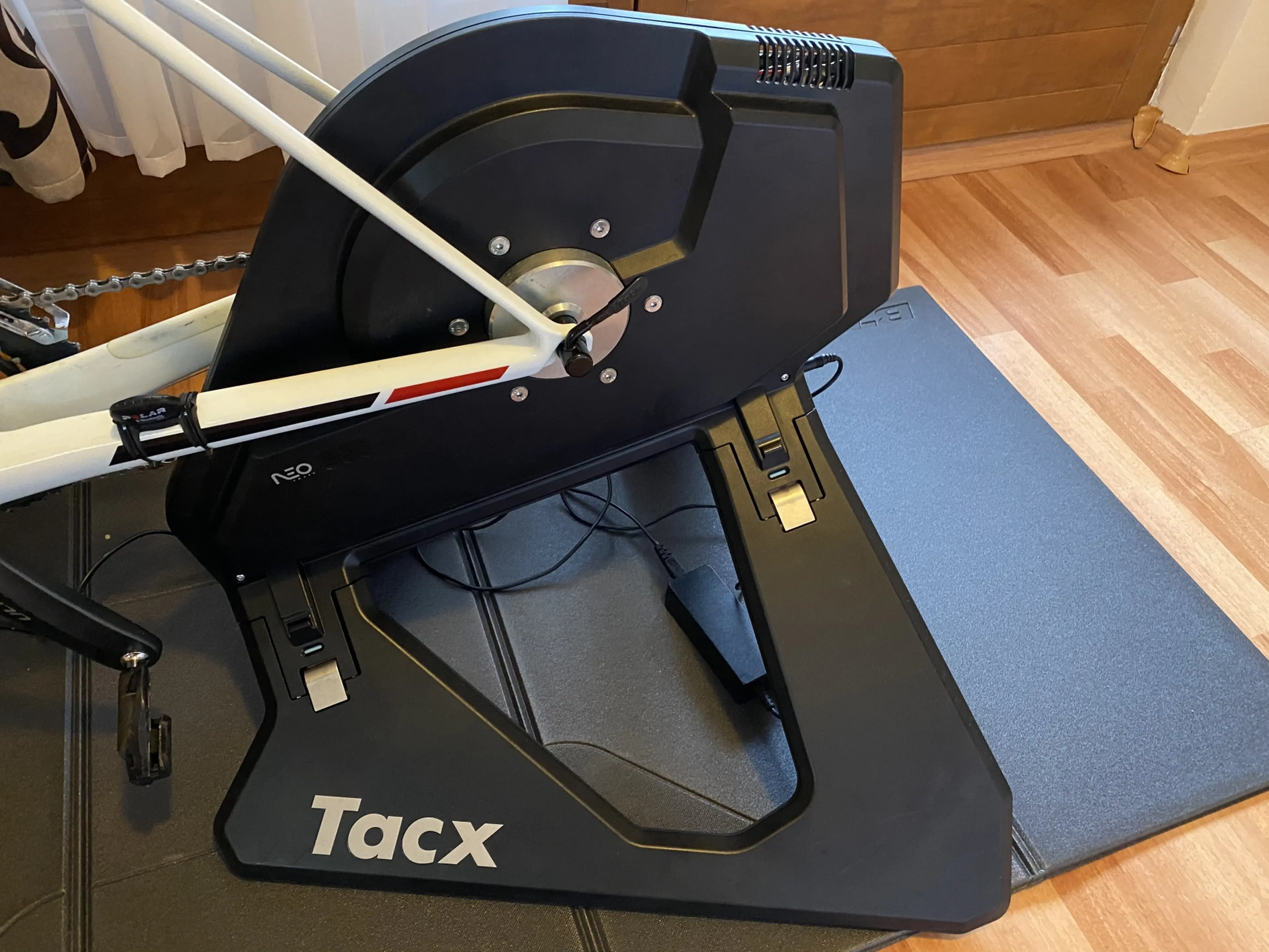 2. Home Trainer ciclism TACX NEO Smart Interactive Direct Drive T2800