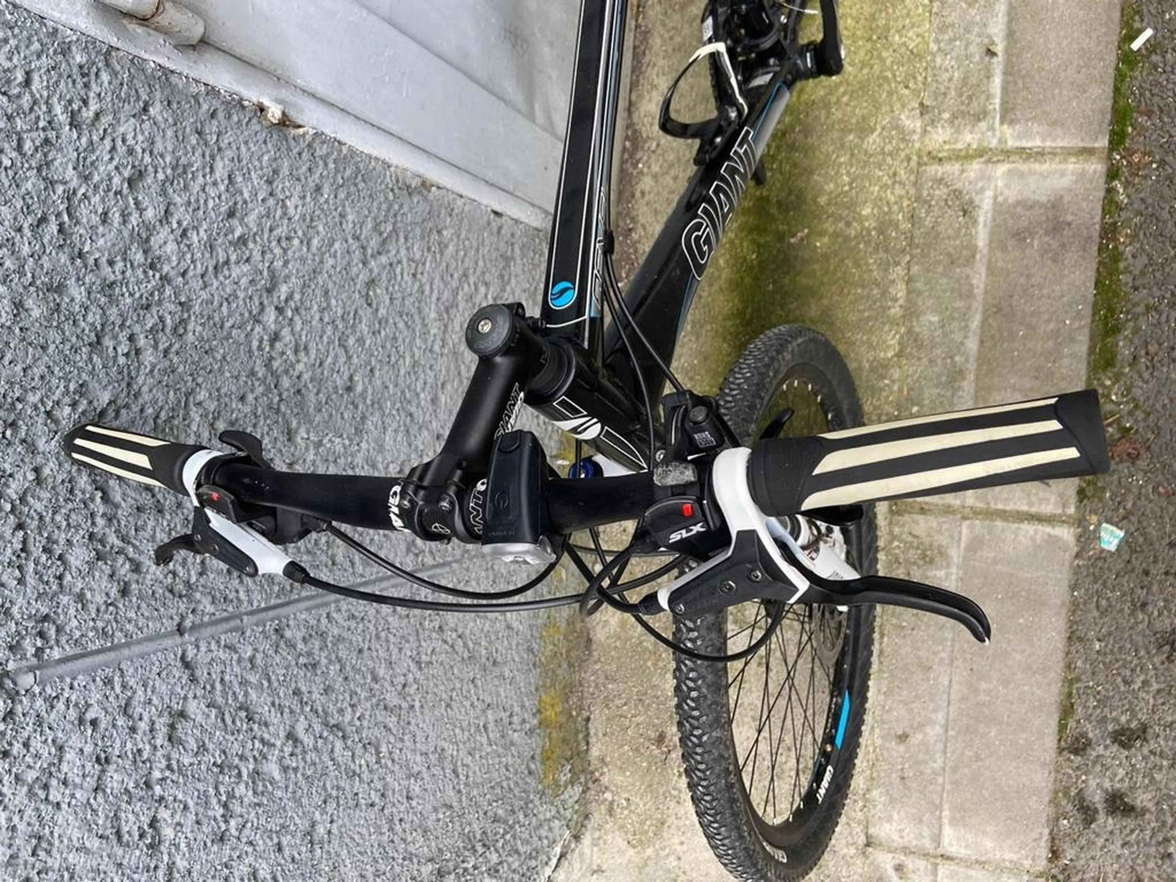 4. VAND Bicicleta GIANT Revel 3 - Negru/Albastru - L