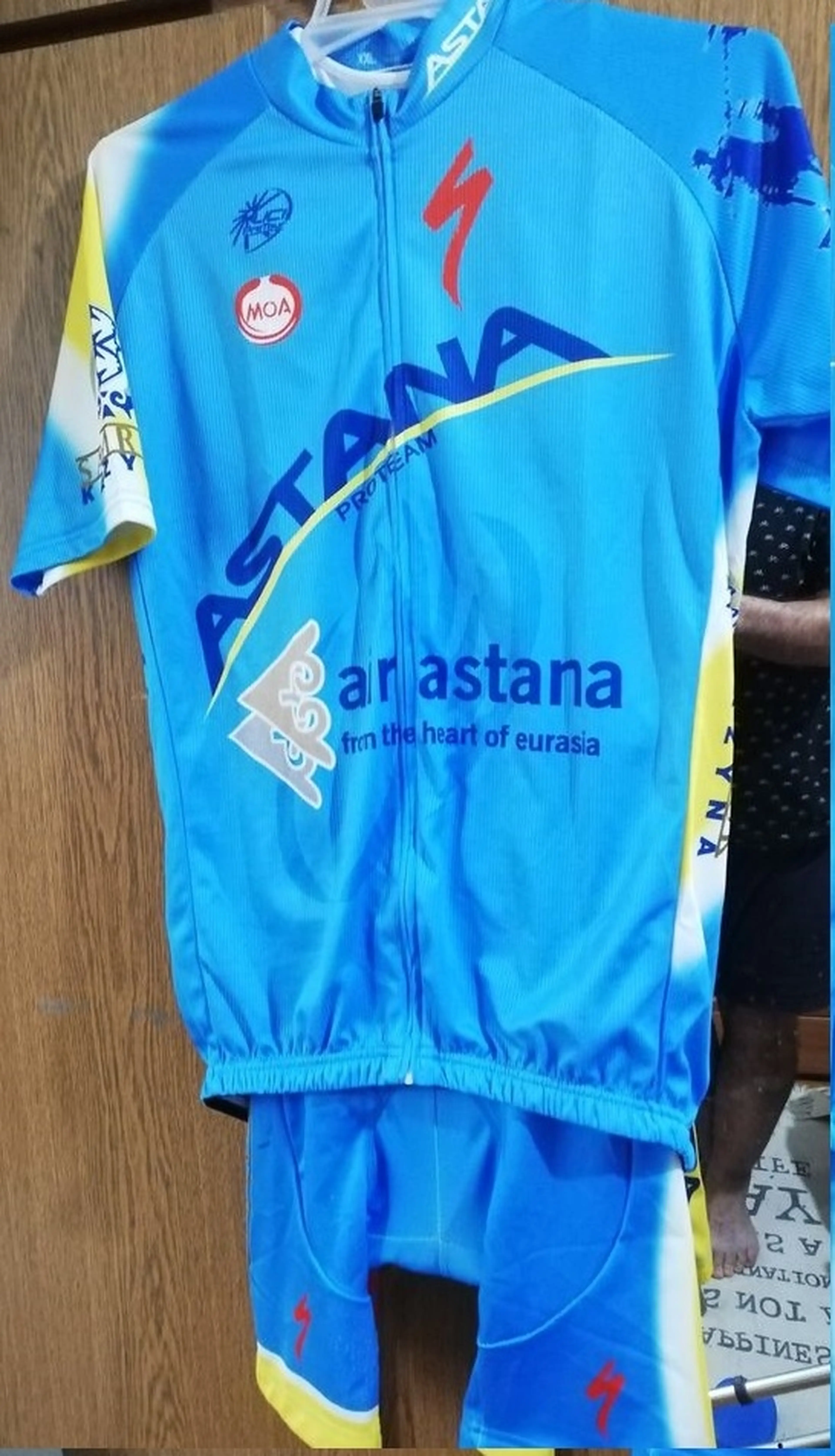 1. Vand echipament team Astana