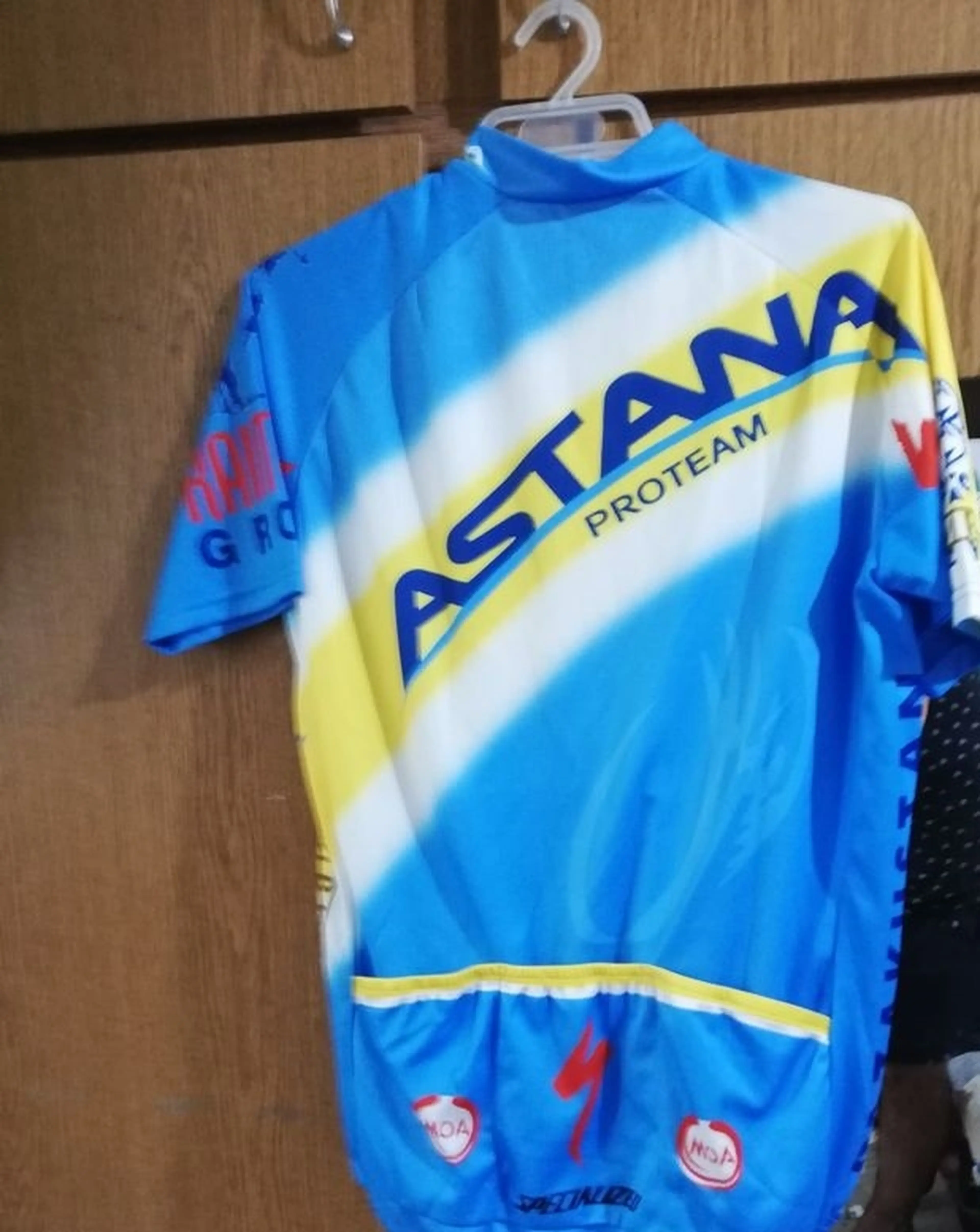 2. Vand echipament team Astana