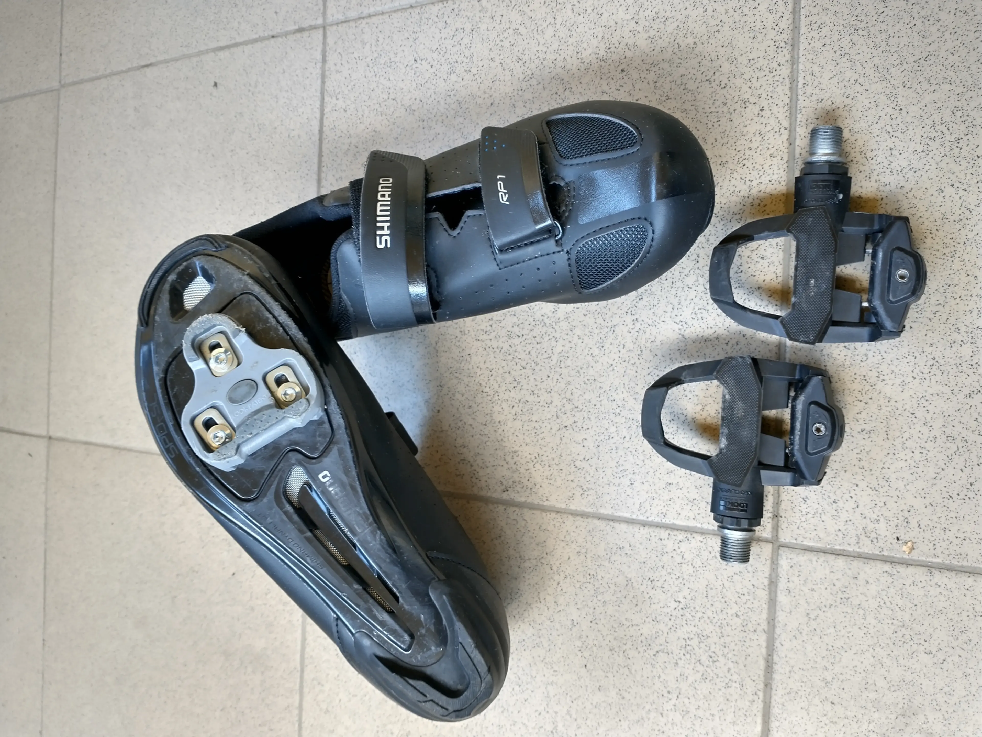 Image Pantofi Shimano cu clipsuri si pedale