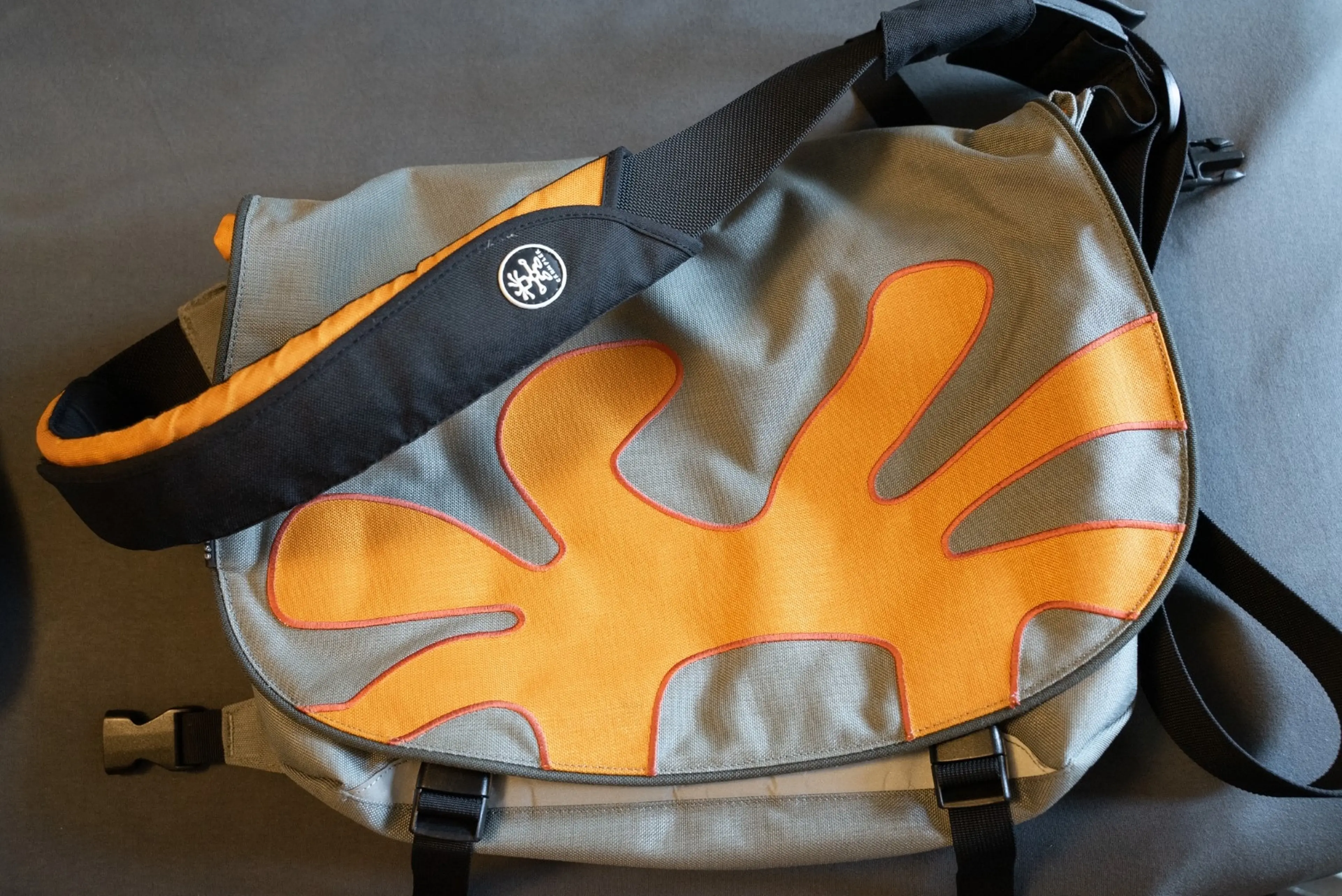 1. Geanta Crumpler cheesy disco laptop 15'' messenger bag.