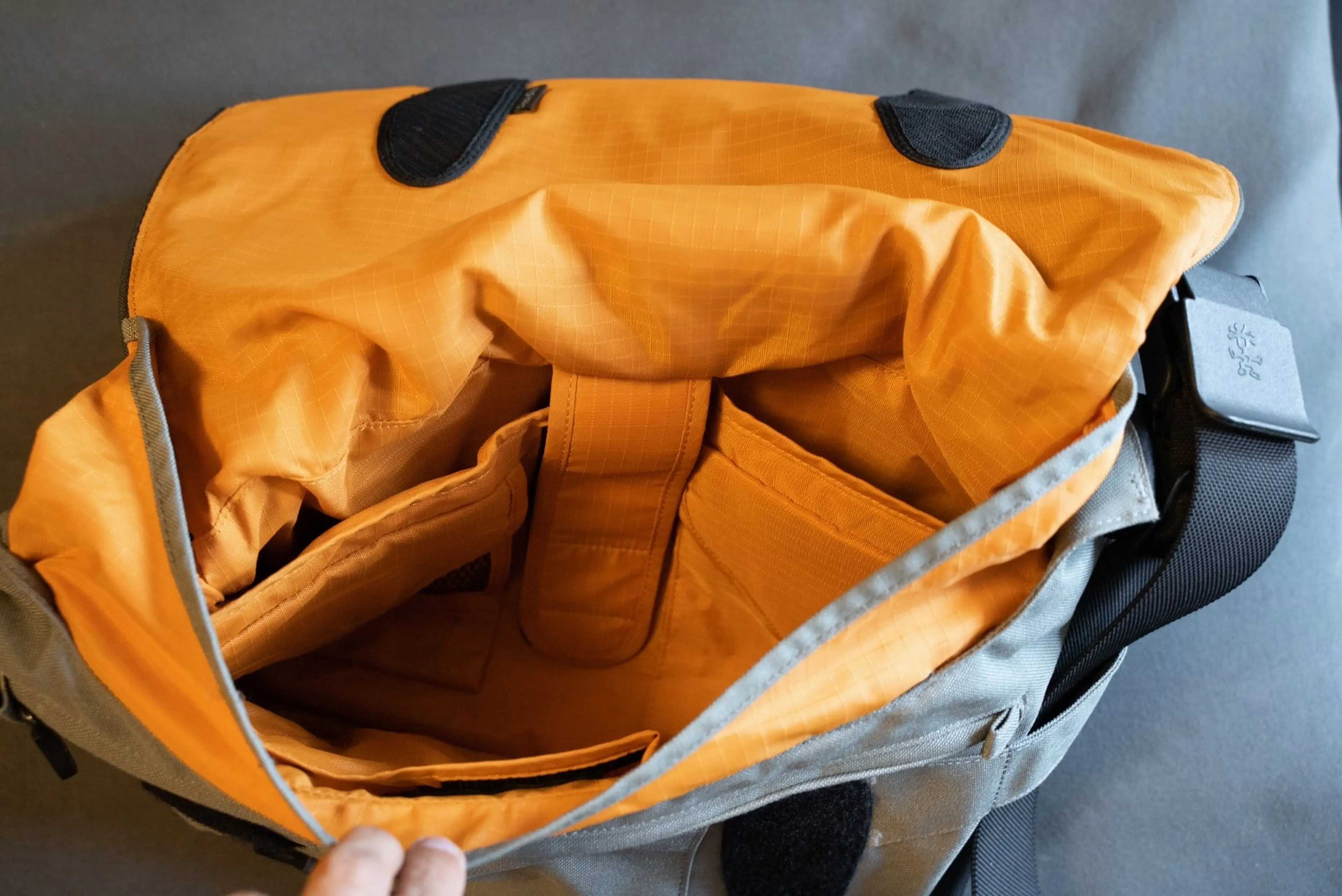 3. Geanta Crumpler cheesy disco laptop 15'' messenger bag.