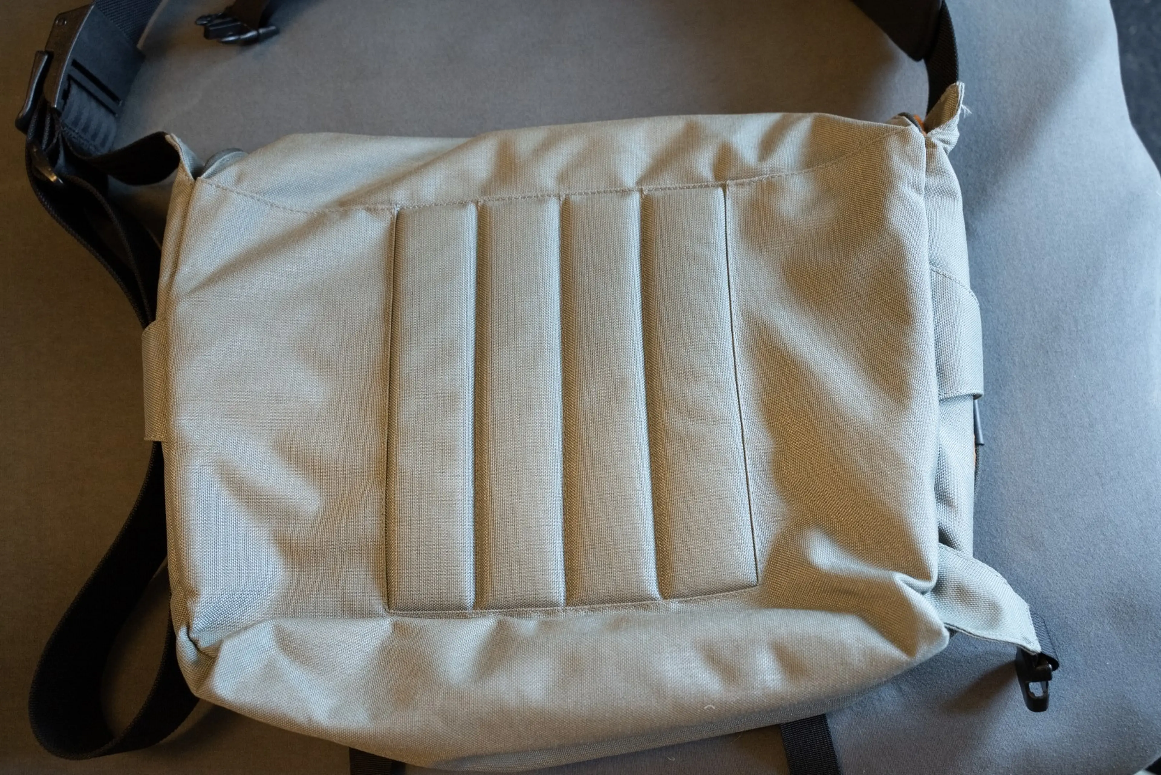 4. Geanta Crumpler cheesy disco laptop 15'' messenger bag.