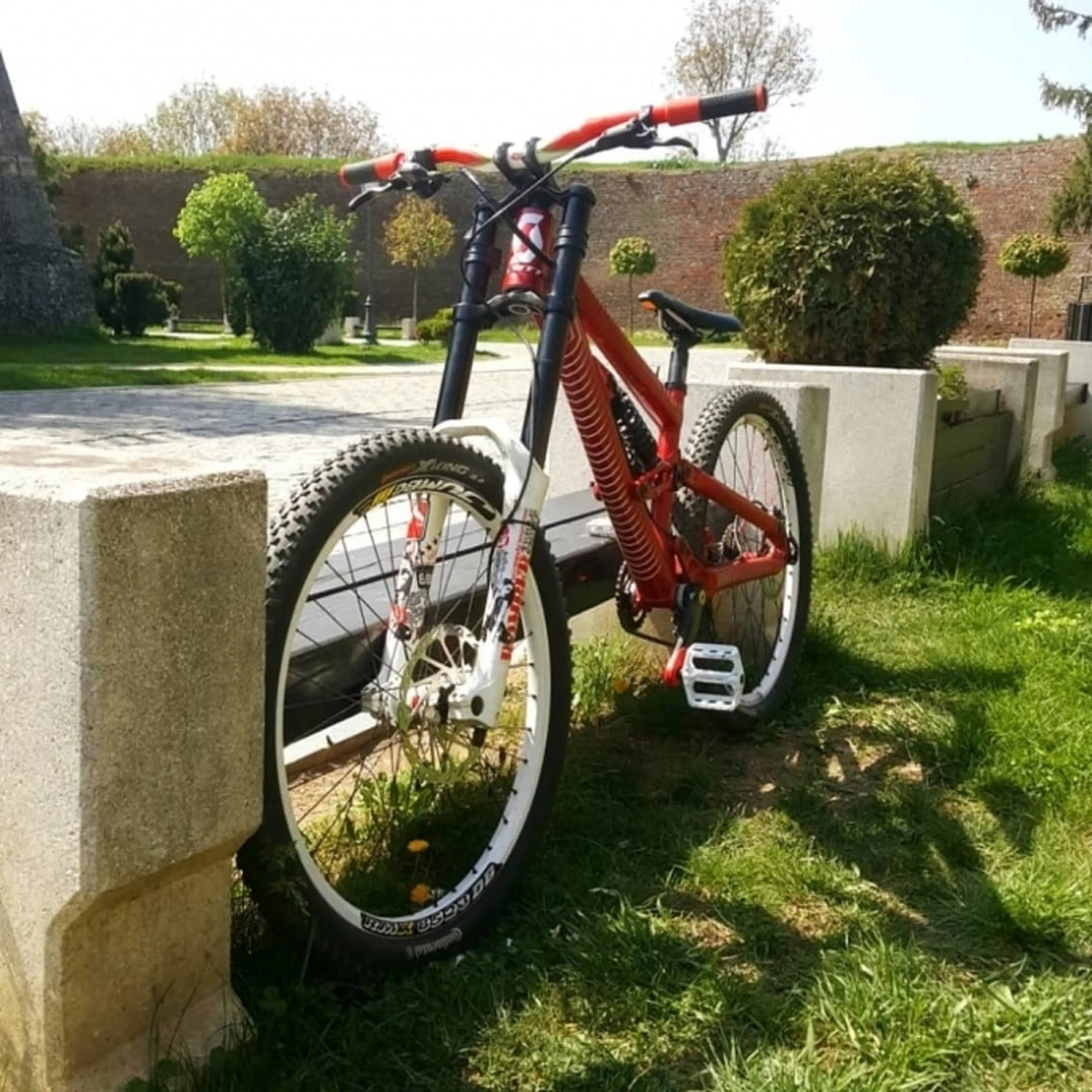 1. Bicicleta Freeride/Downhill Scott Voltage cu furca dubla