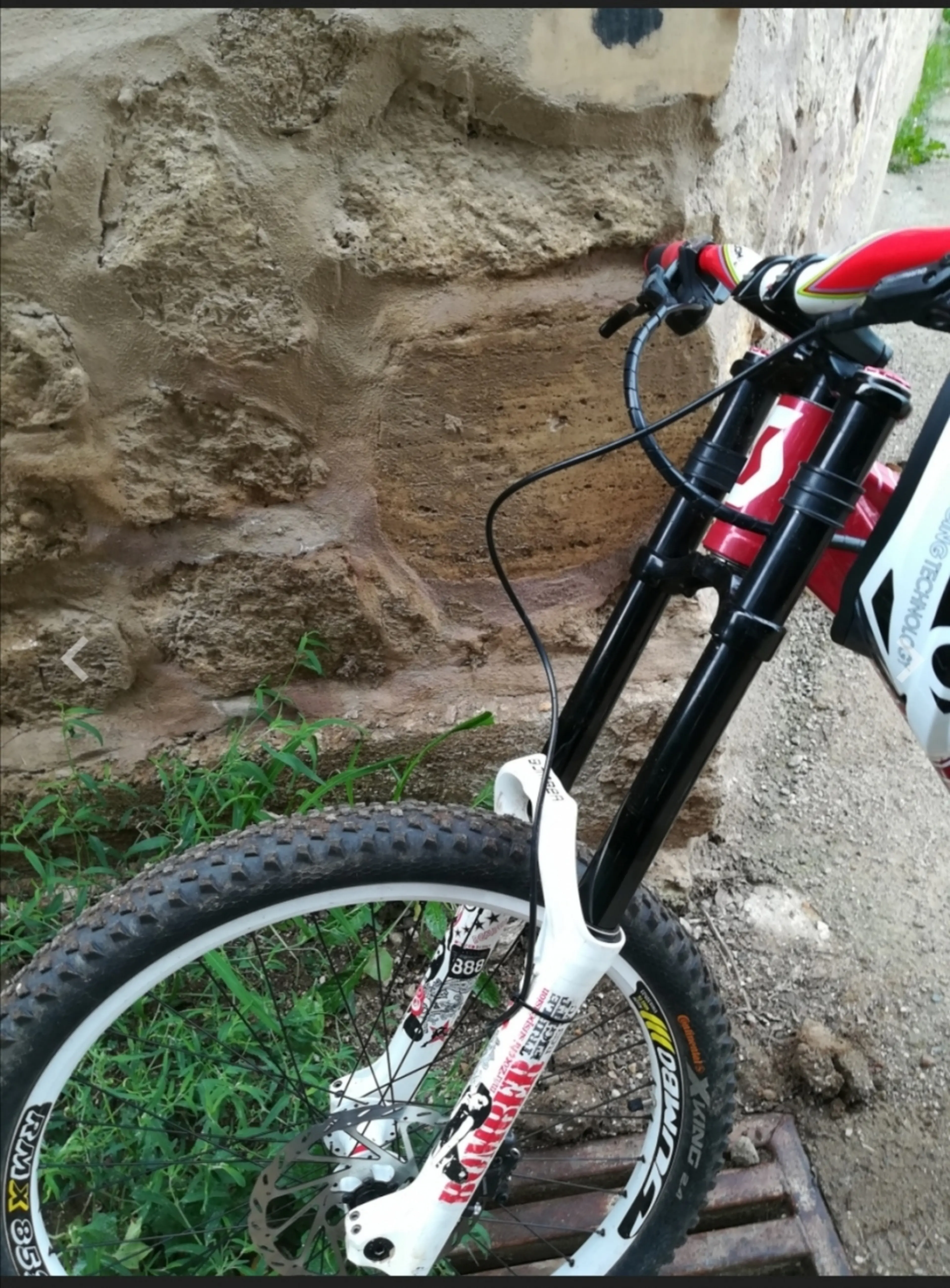 3. Bicicleta Freeride/Downhill Scott Voltage cu furca dubla