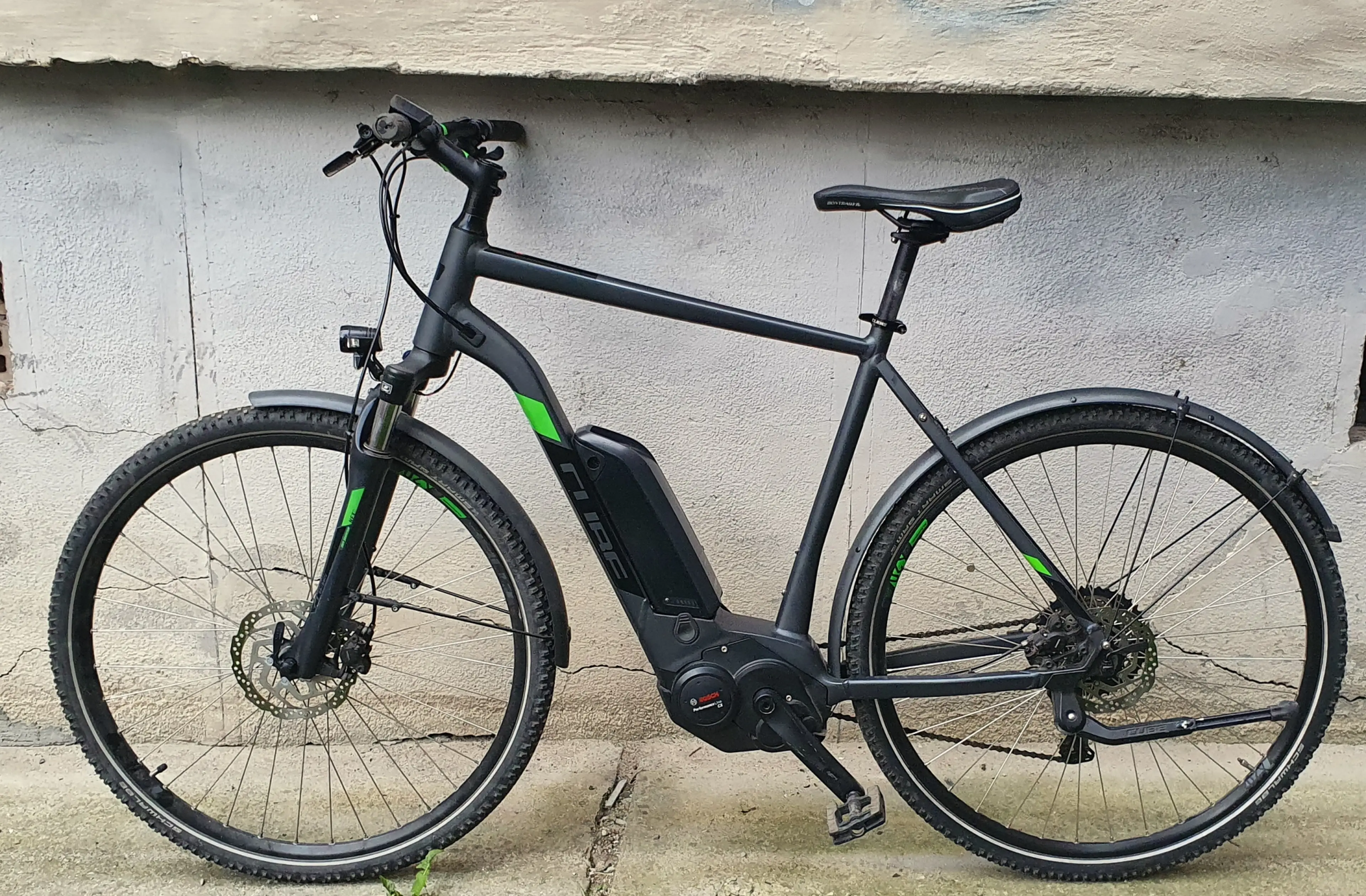 1. Bicicleta electrica Cube cu motor Bosch Performance Line CX
