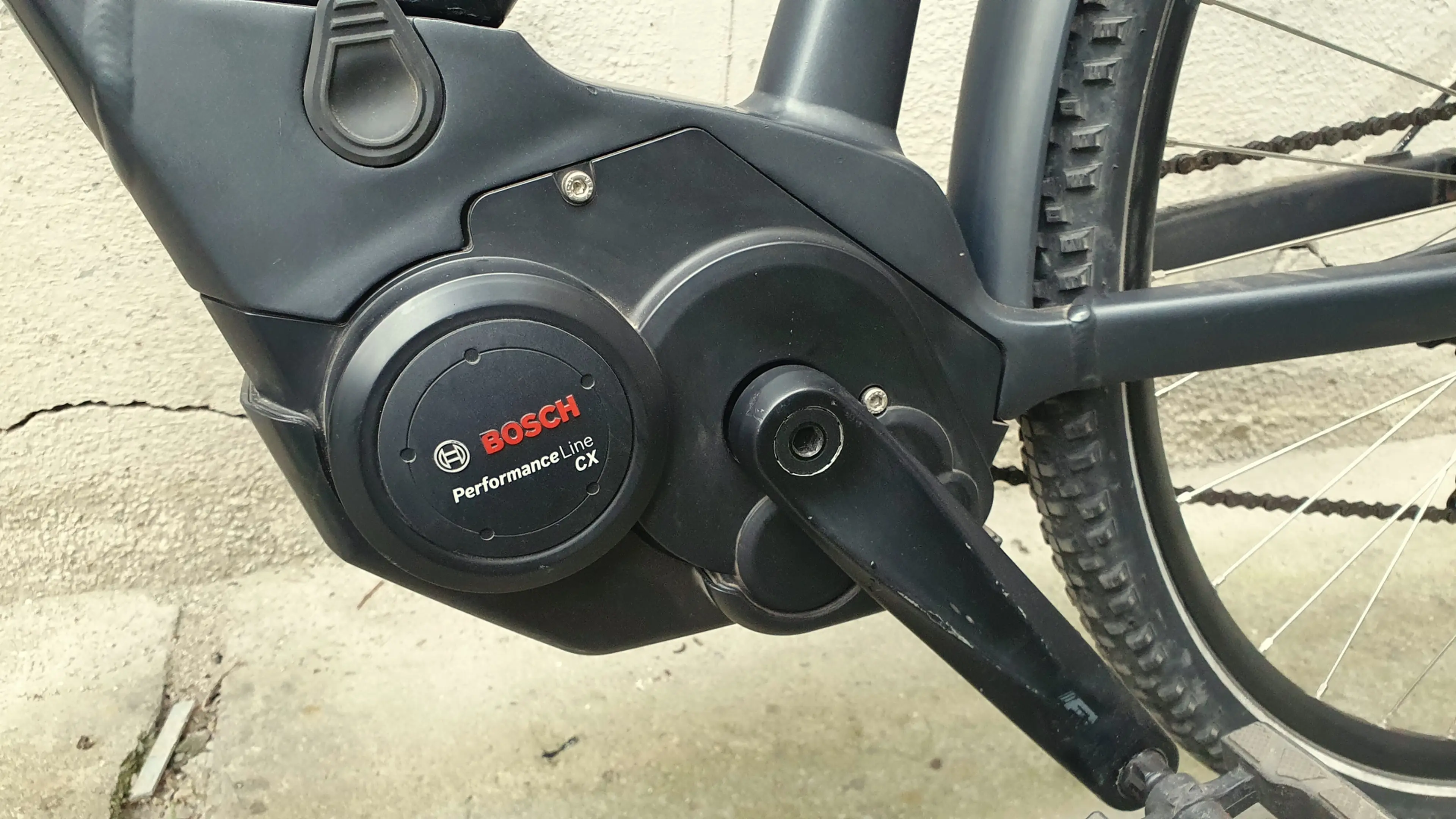 3. Bicicleta electrica Cube cu motor Bosch Performance Line CX