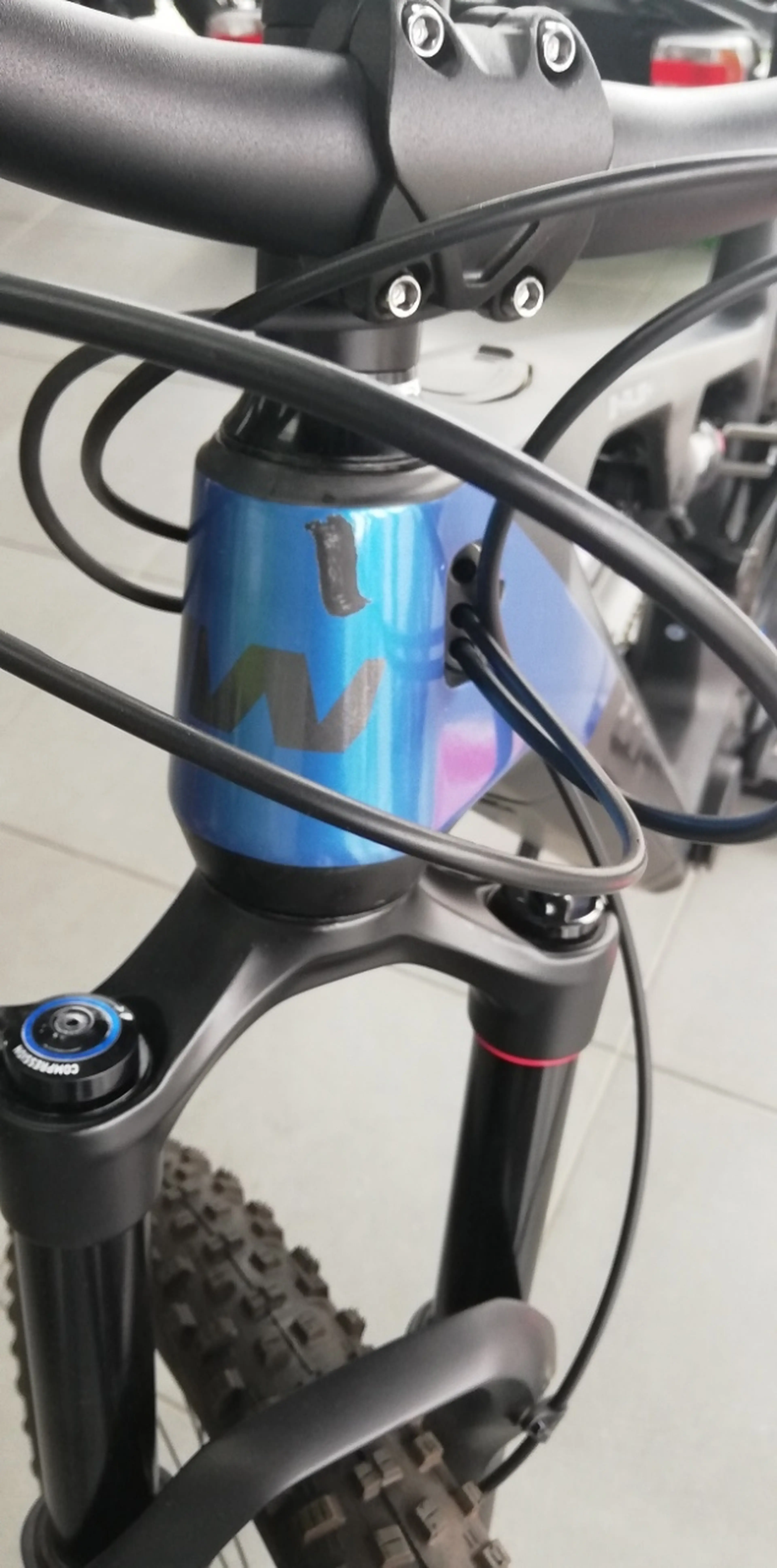 2. Bicicleta electrica Whistle B-Rush C6.1 Carbon, M, negru/albastru