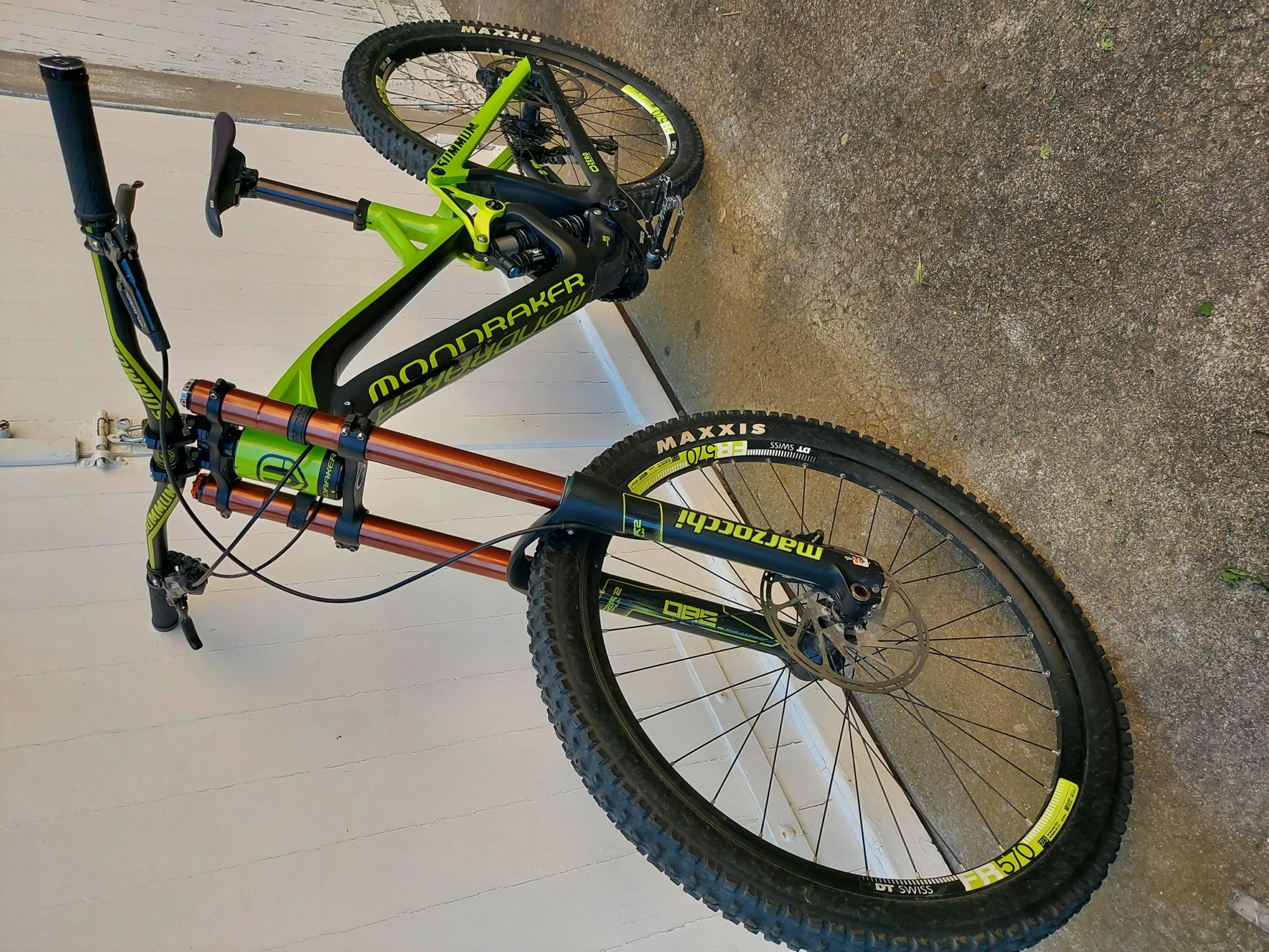3. Bicicleta DH Mondraker Summum Pro Carbon