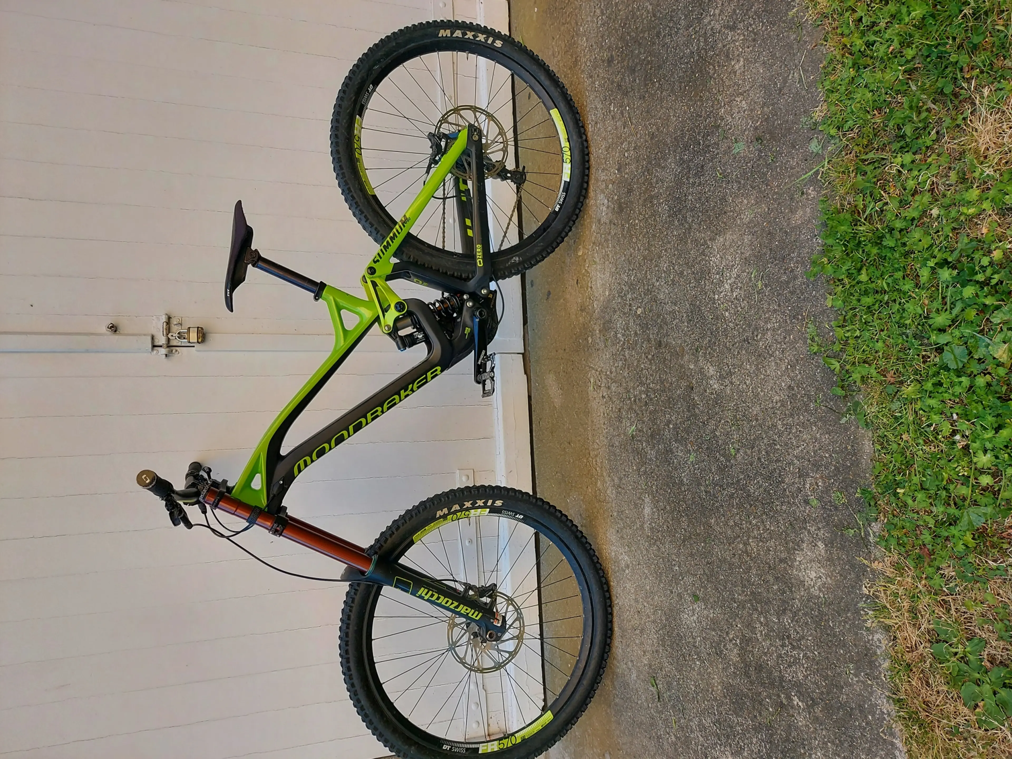 2. Bicicleta DH Mondraker Summum Pro Carbon