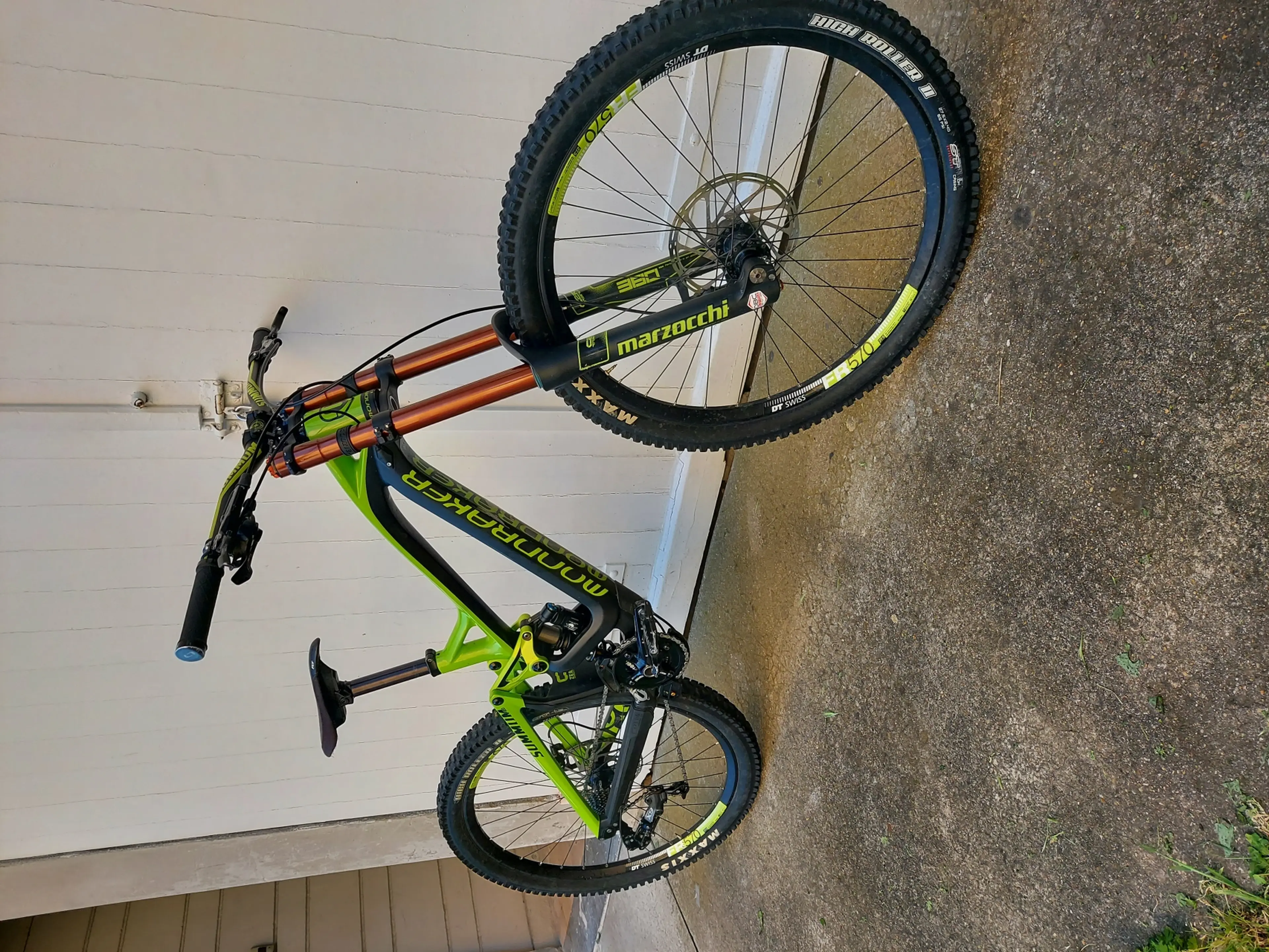 1. Bicicleta DH Mondraker Summum Pro Carbon