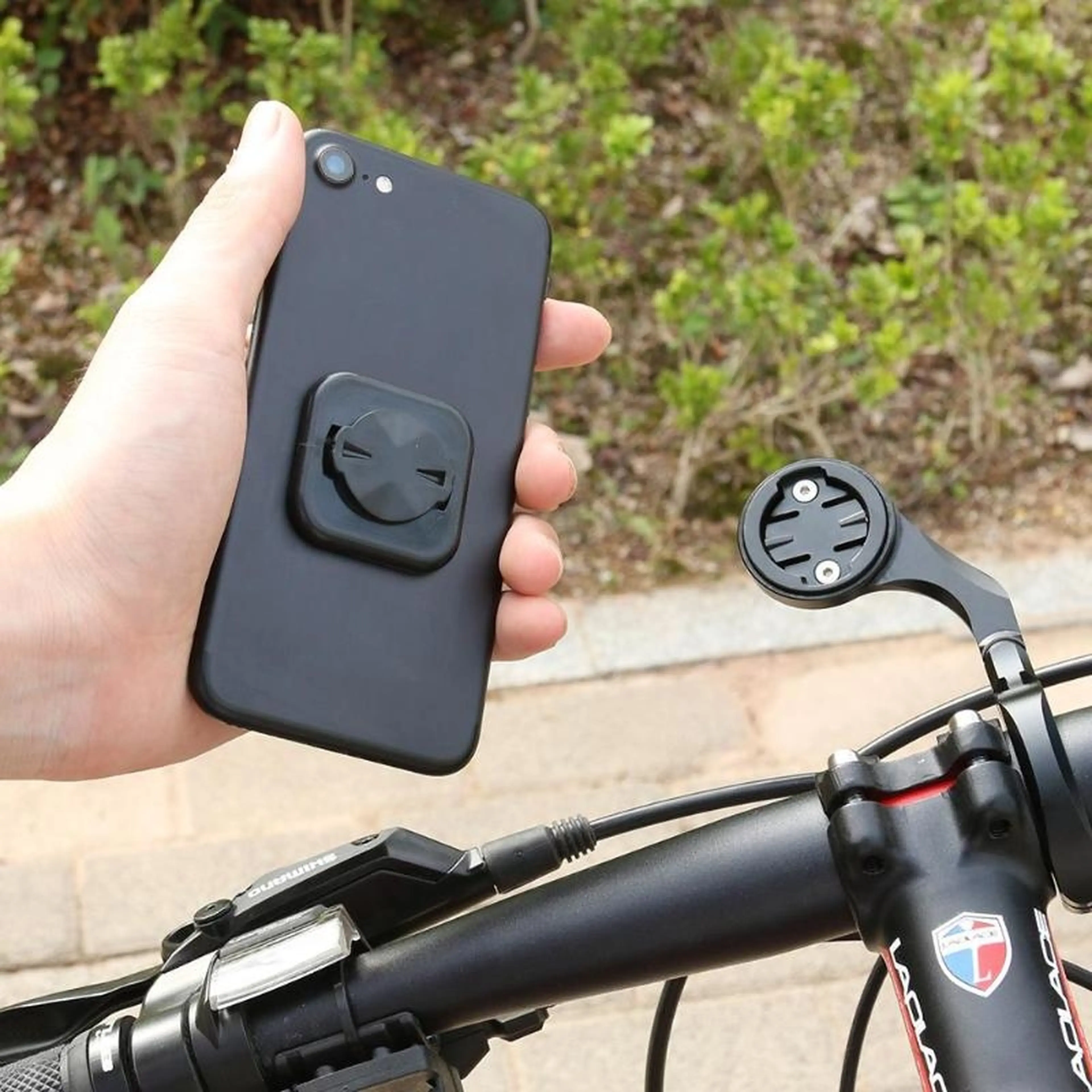 1. Montura/adaptor smartphone pentru Garmin