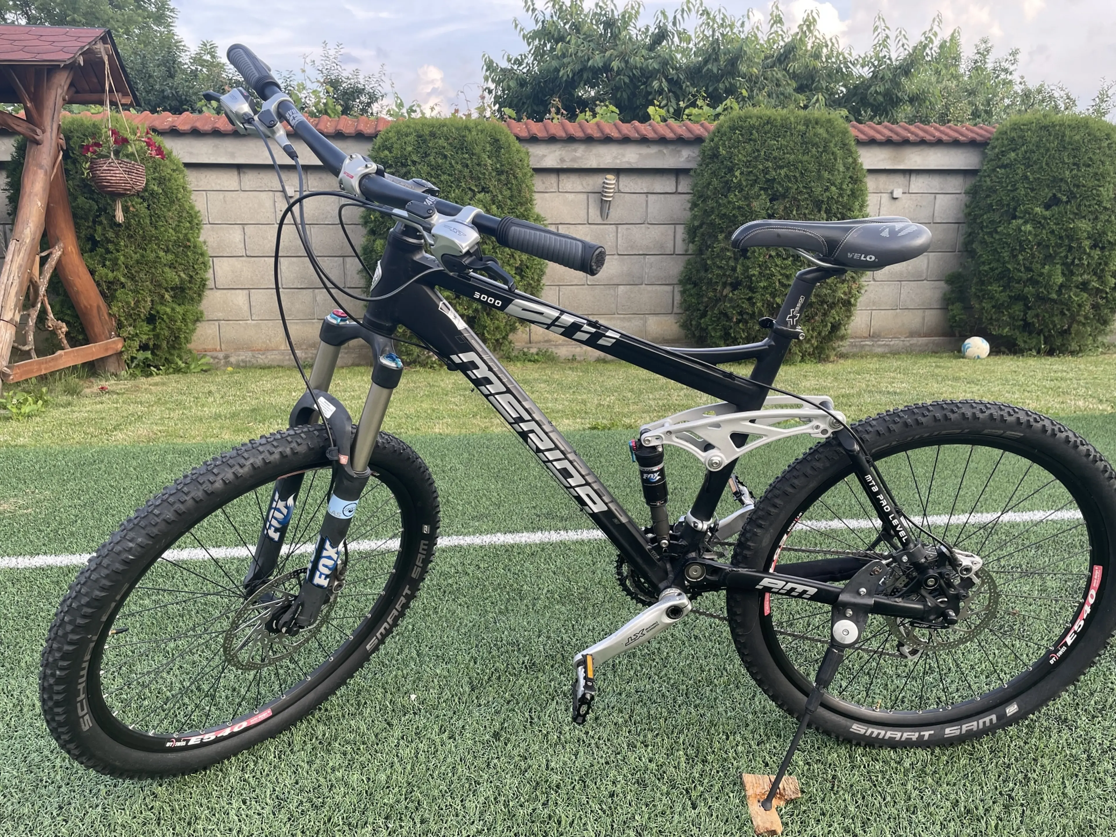 1. Vând bicicleta Enduro Merida