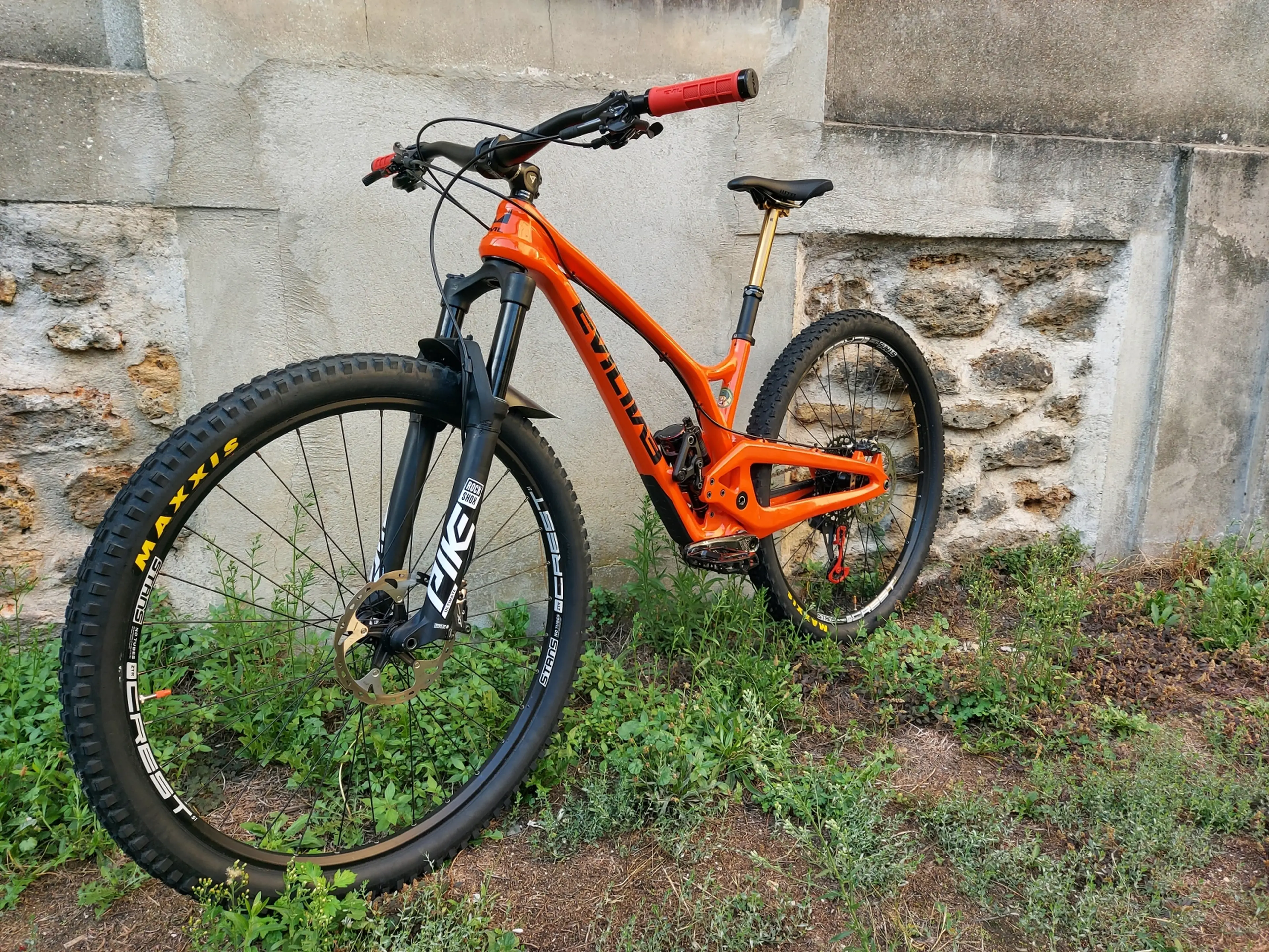 1. Vând bicicleta trail/enduro EVIL