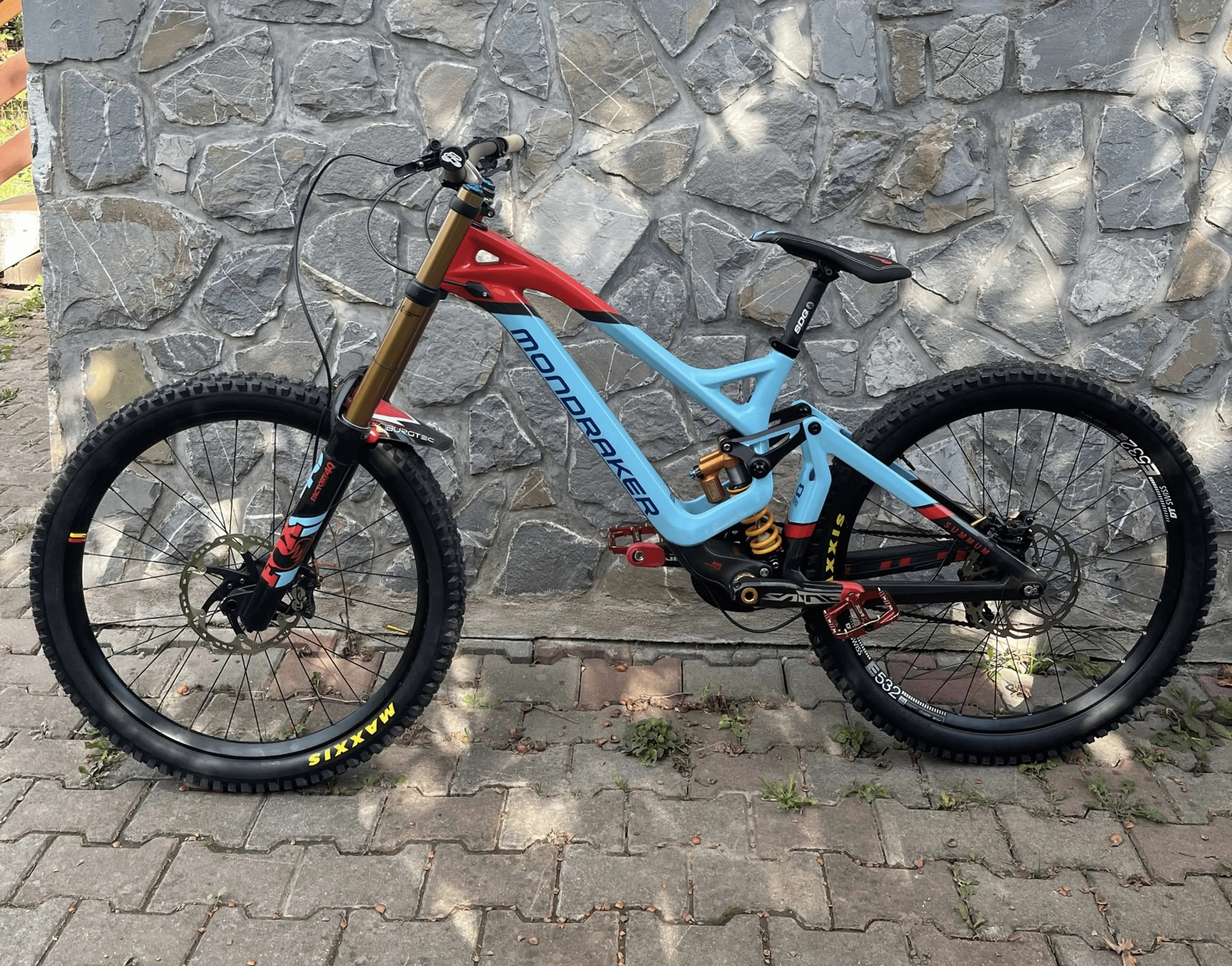 1. Bicicleta Mondraker Summum Carbon Pro Team 27,5 2020
