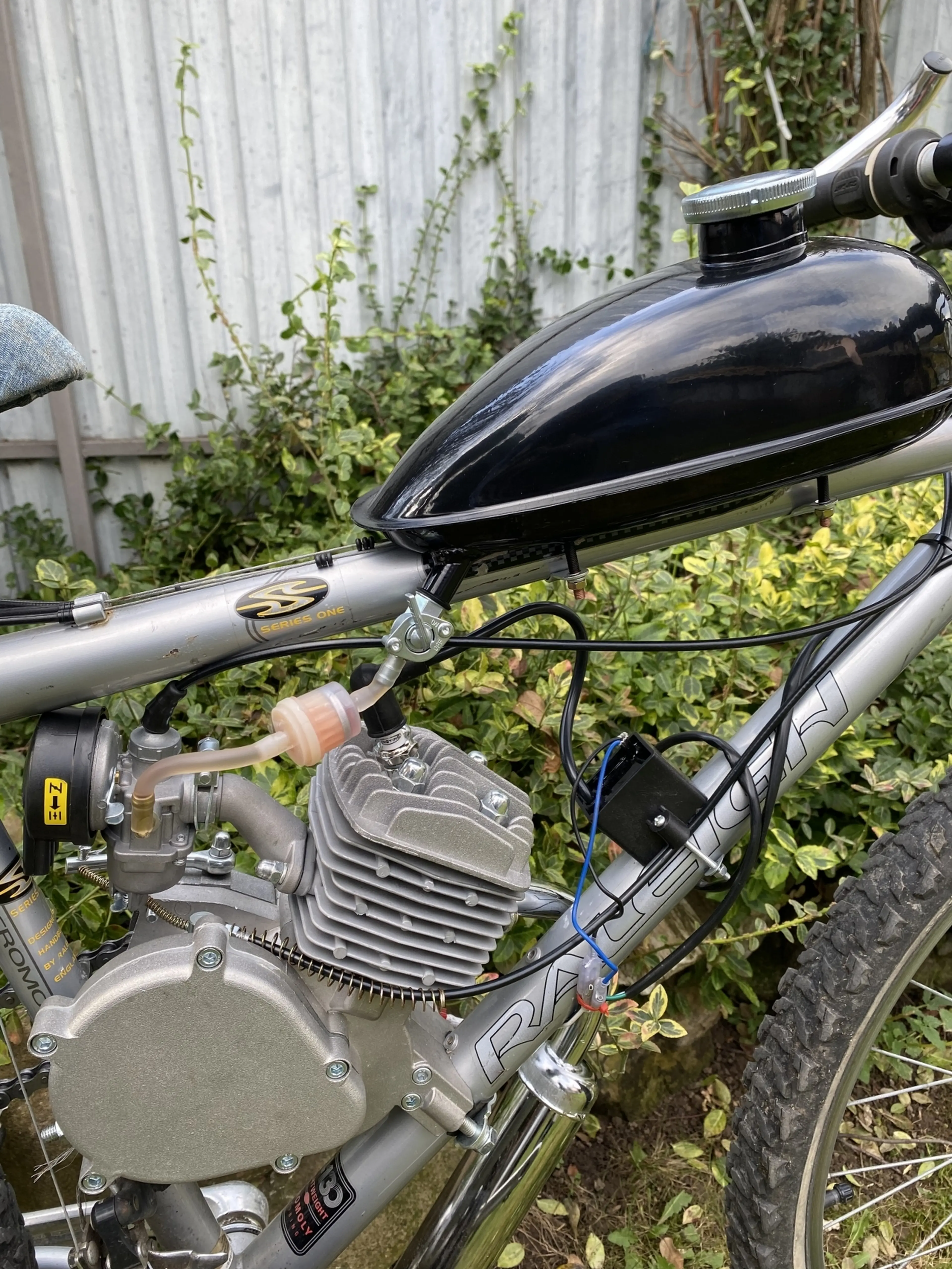 3. Bicicleta cu motor 80cc, NOU, roti 26’, cadru Aluminiu, doar testata pentru regl