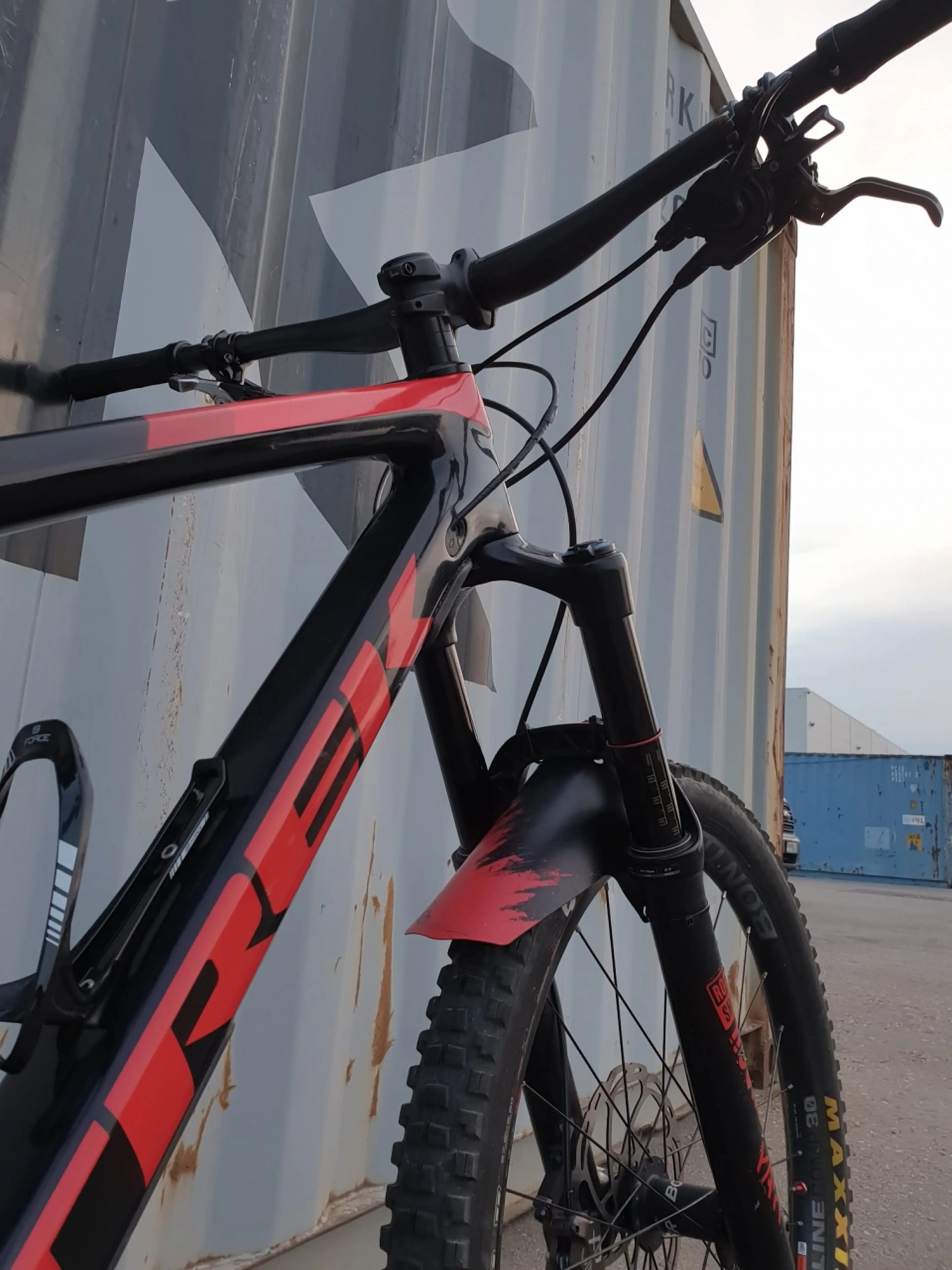 5. Bicicleta Enduro 27.5 Trek Remedy 9.7 Carbon Full Rockshox