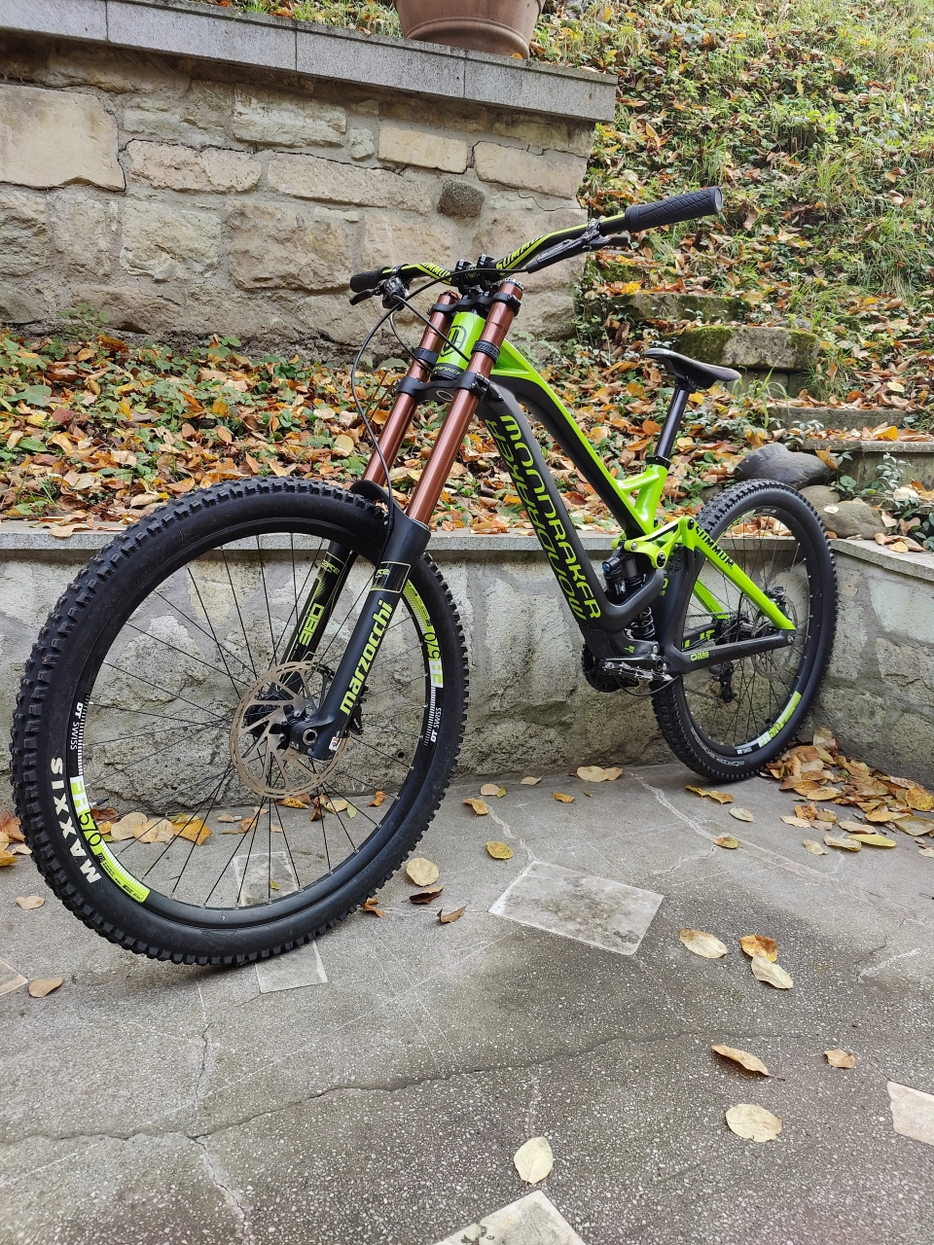 4. Bicicleta DH Mondraker Summum Pro Carbon