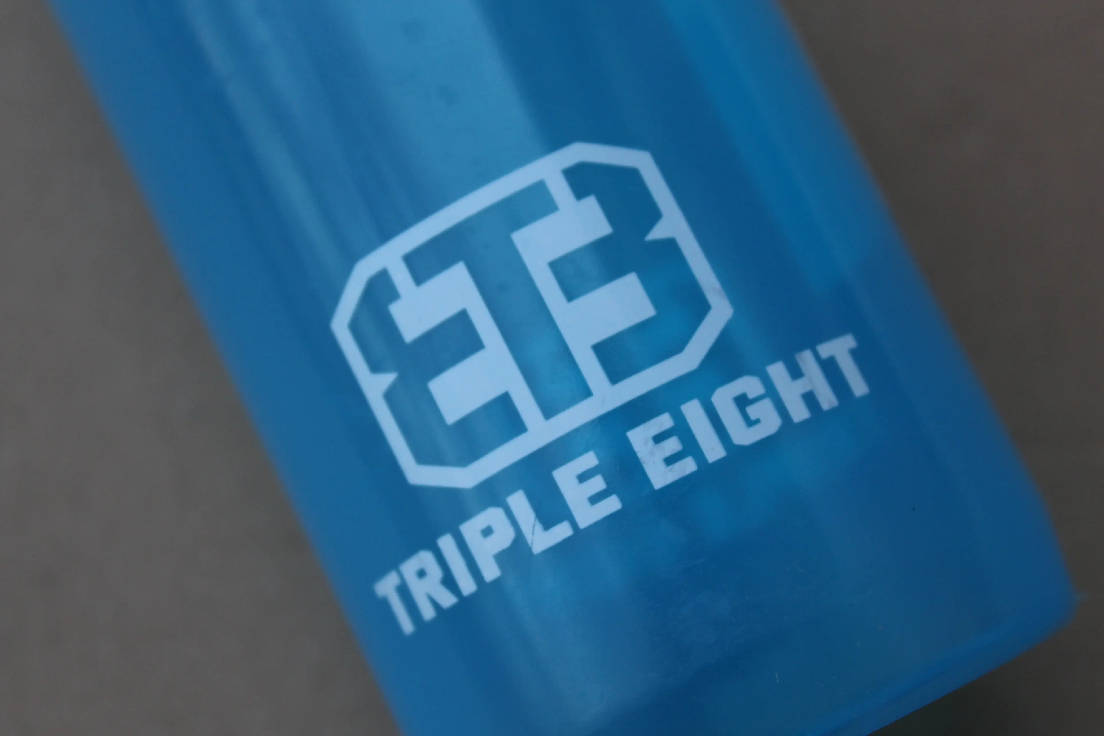 4. Triple Eight Icon bidon - 750ml albastru