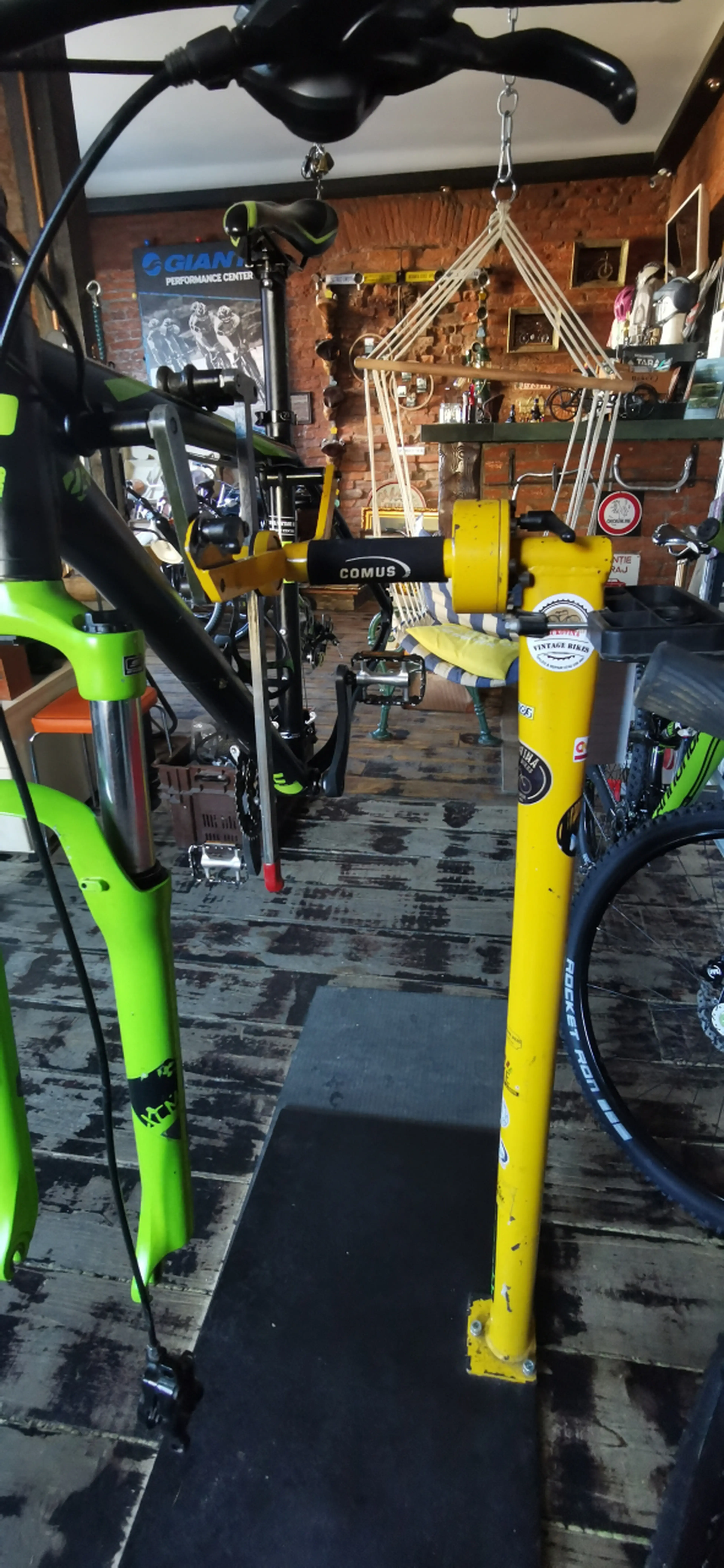 Image Stand profesional reparatii biciclete