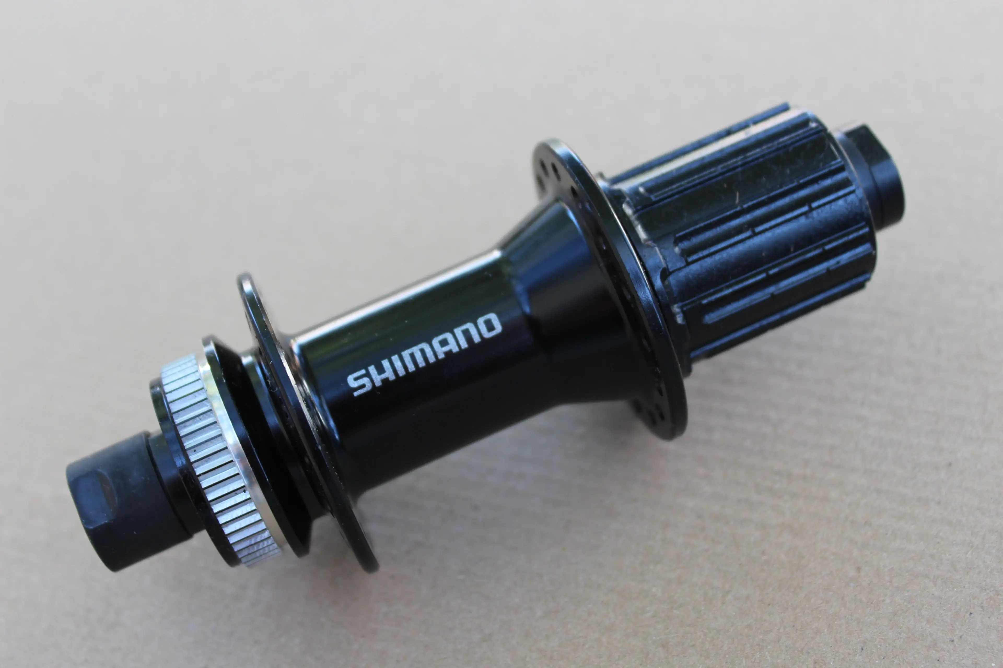 1. Shimano FH-MT400 Center-Lock butuc spate 12x142mm - 32gauri