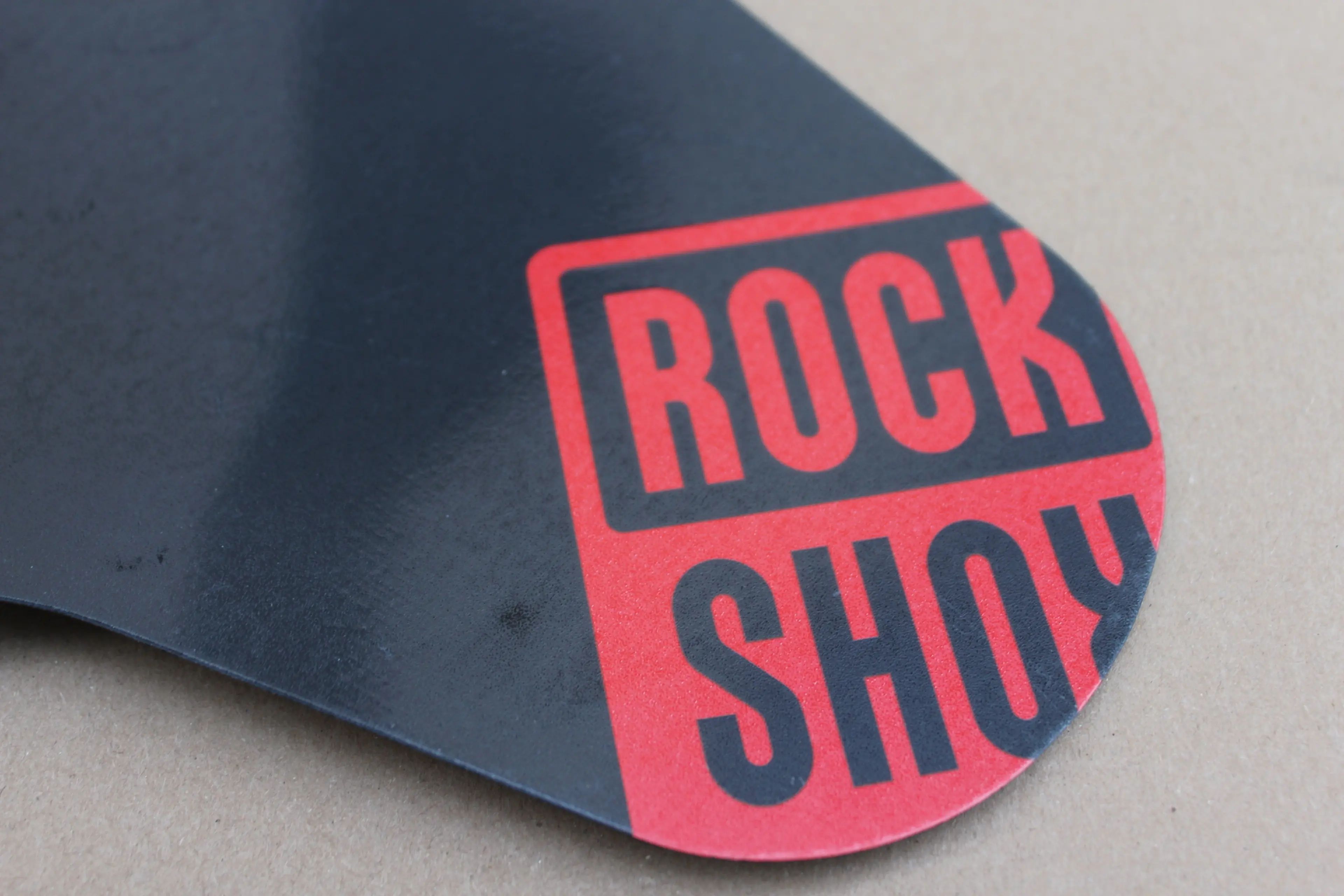 3. RockShox Mudguard - logo rosu