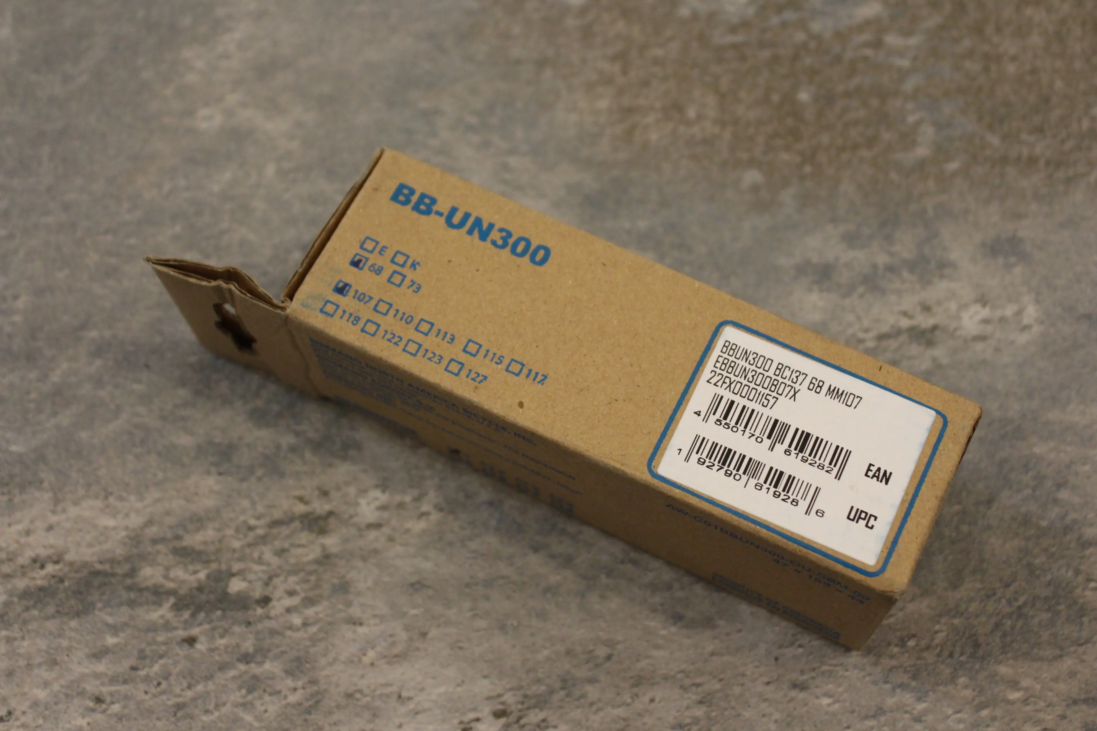 5. Shimano BB-UN300 monobloc rulment, ax patrat 107mm/68mm