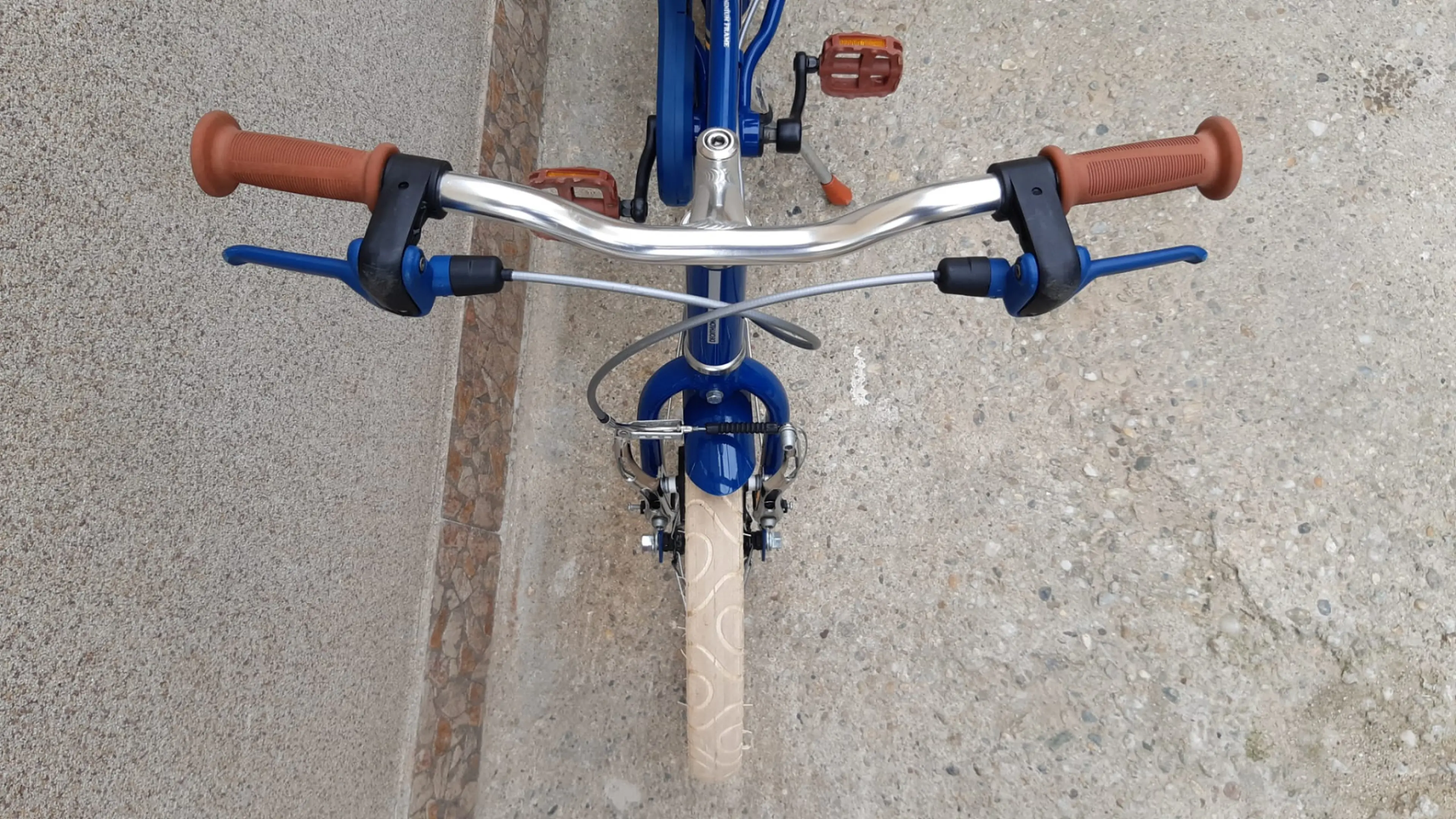5. Bicicleta 16" 7 kg, cadru aluminiu