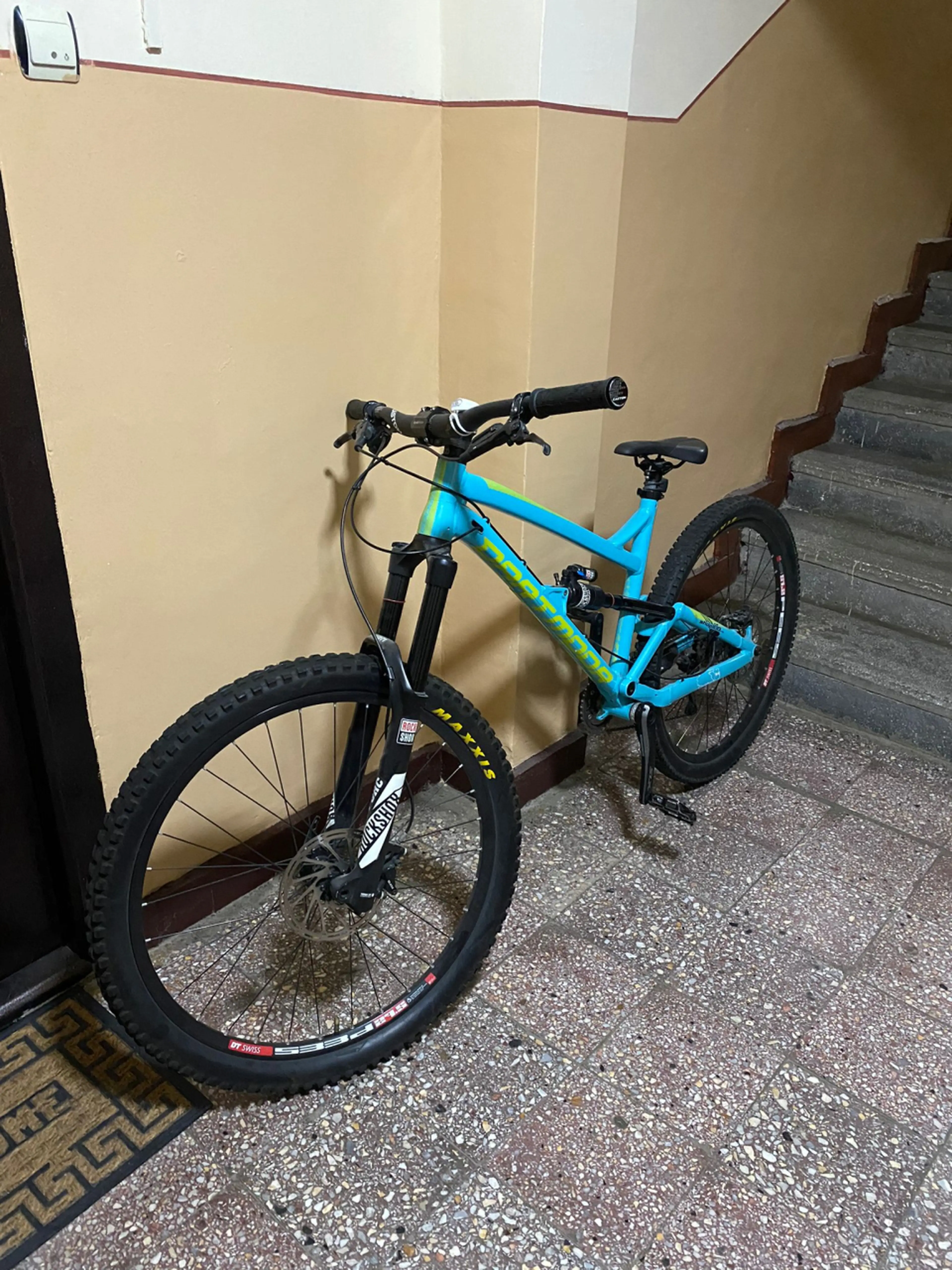 1. Bicicleta Enduro Dartmoor Blackbird 27.5 2018 LARGE