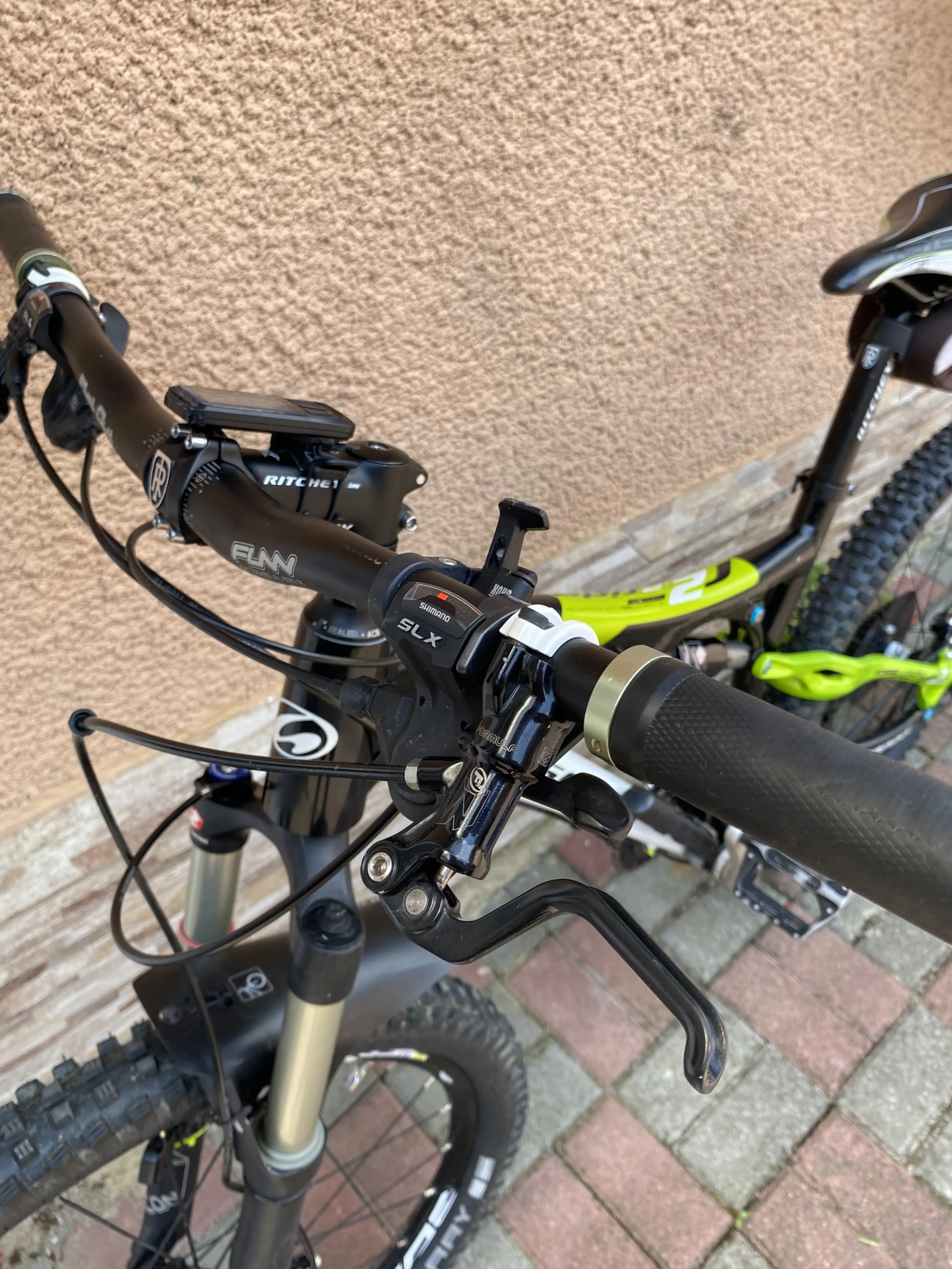 3. Bicicleta MTB Full Suspension Enduro