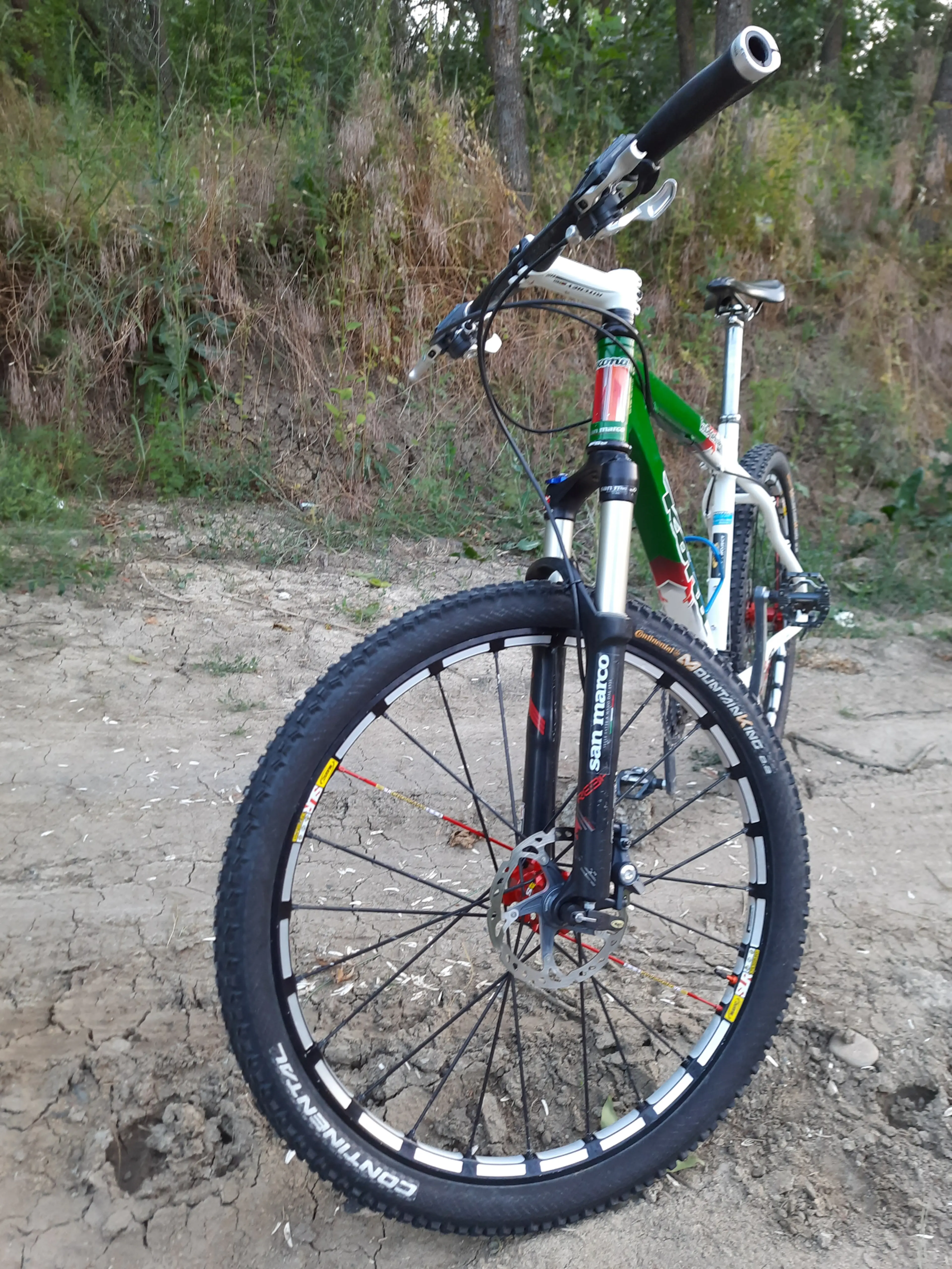 3. Bicicleta Kona / full XTR / 10 kg