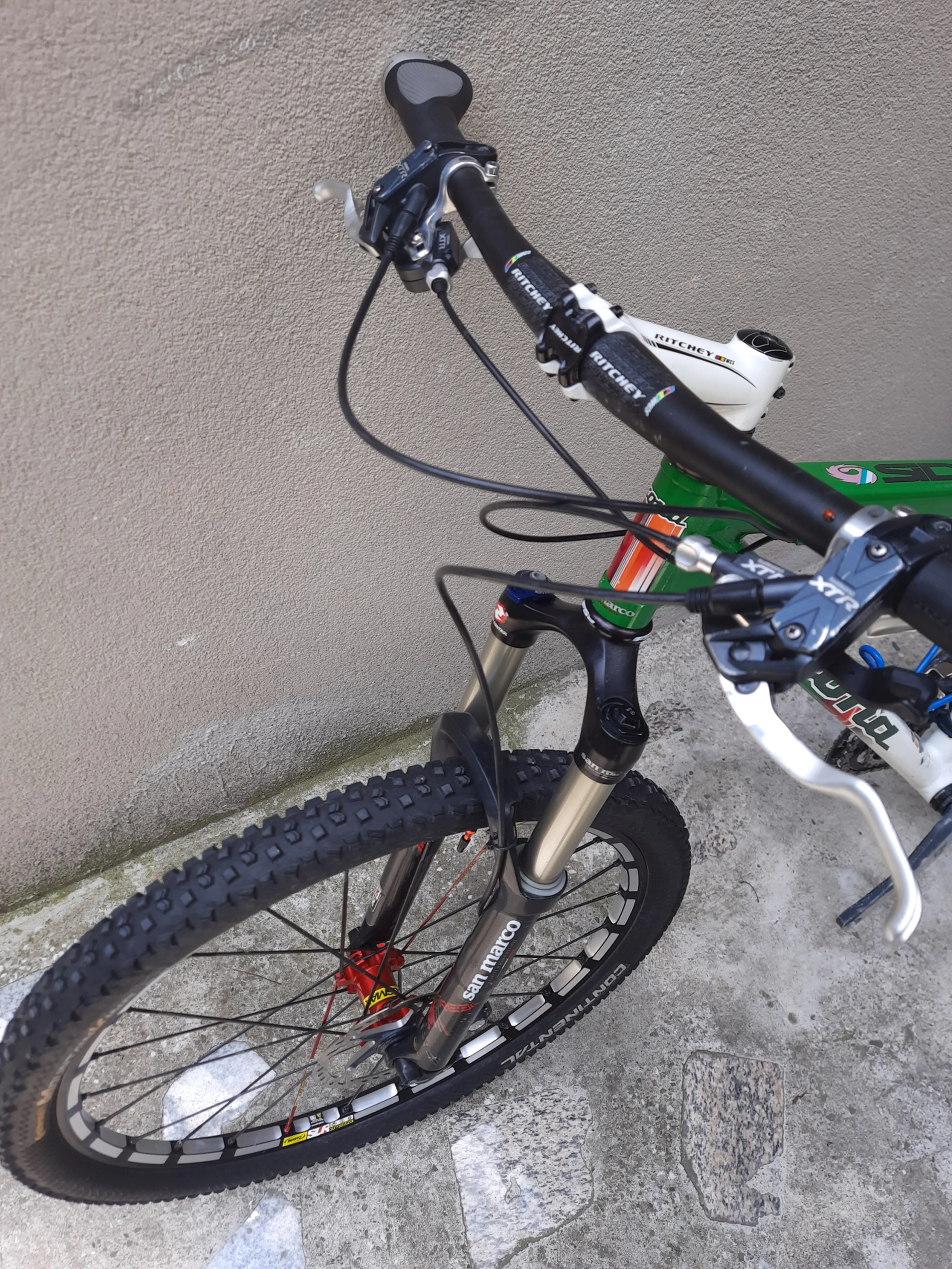 7. Bicicleta Kona / full XTR / 10 kg