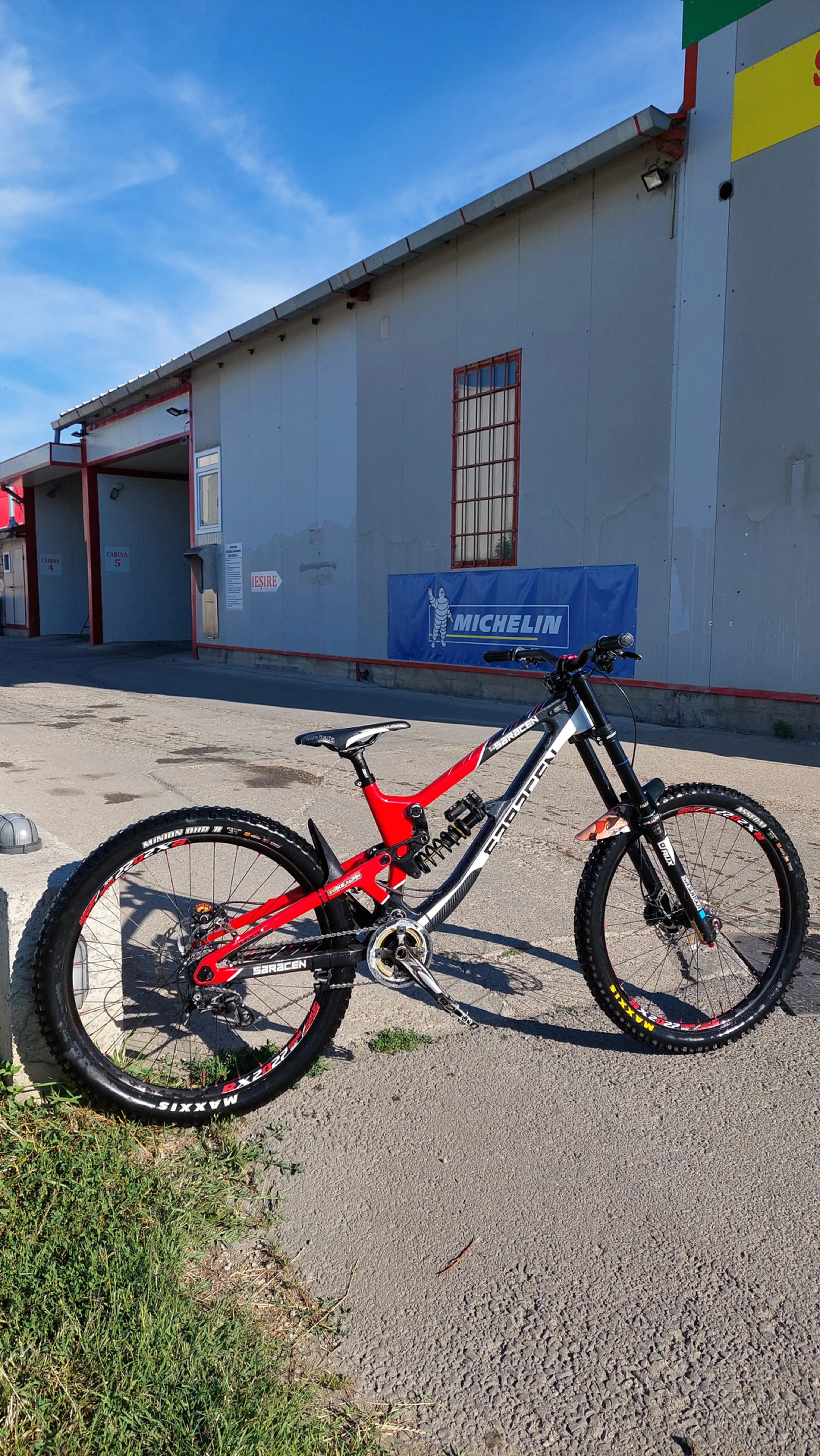 1. Bicicleta downhill Saracen myst cx 2019