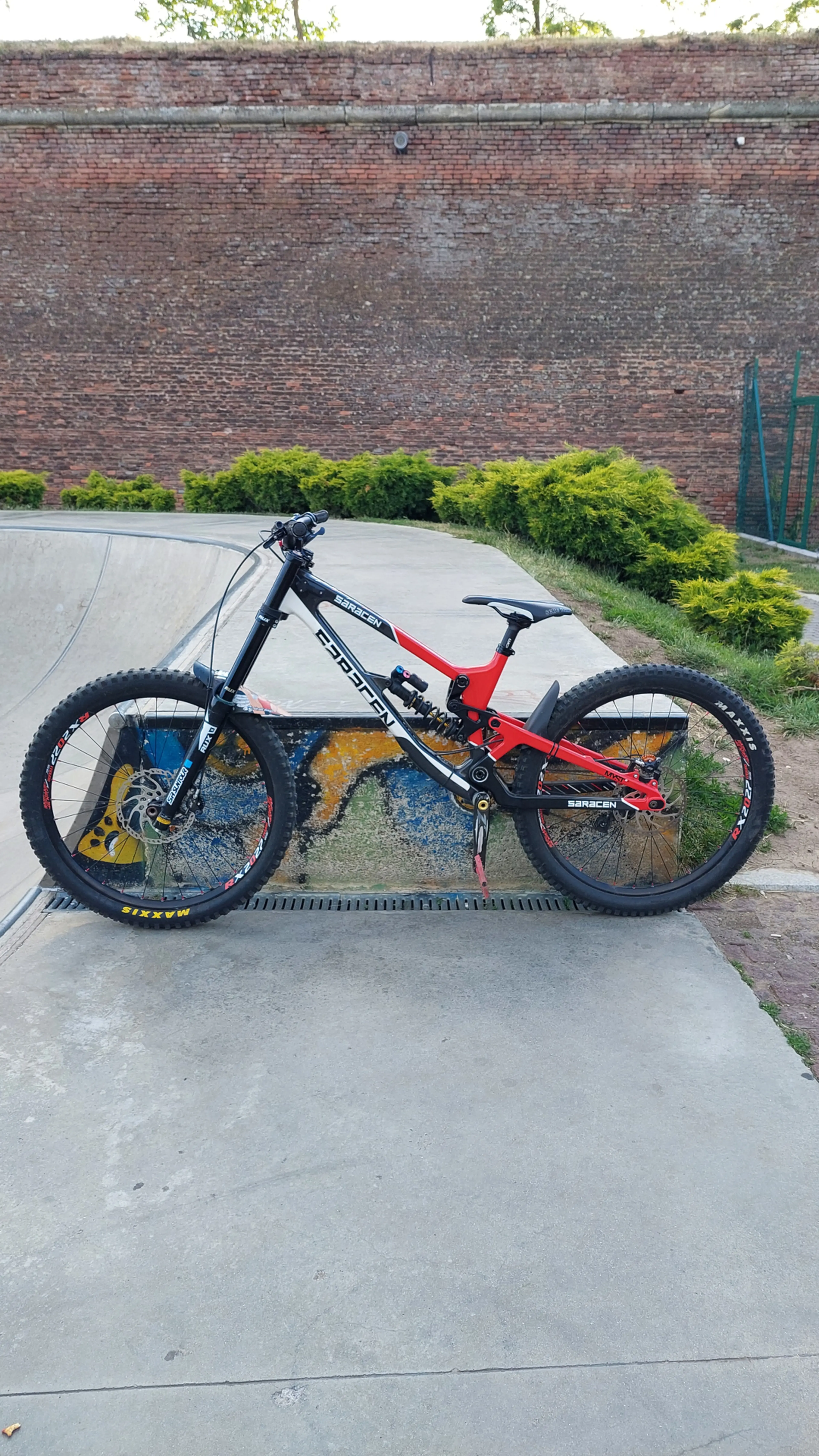 2. Bicicleta downhill Saracen myst cx 2019