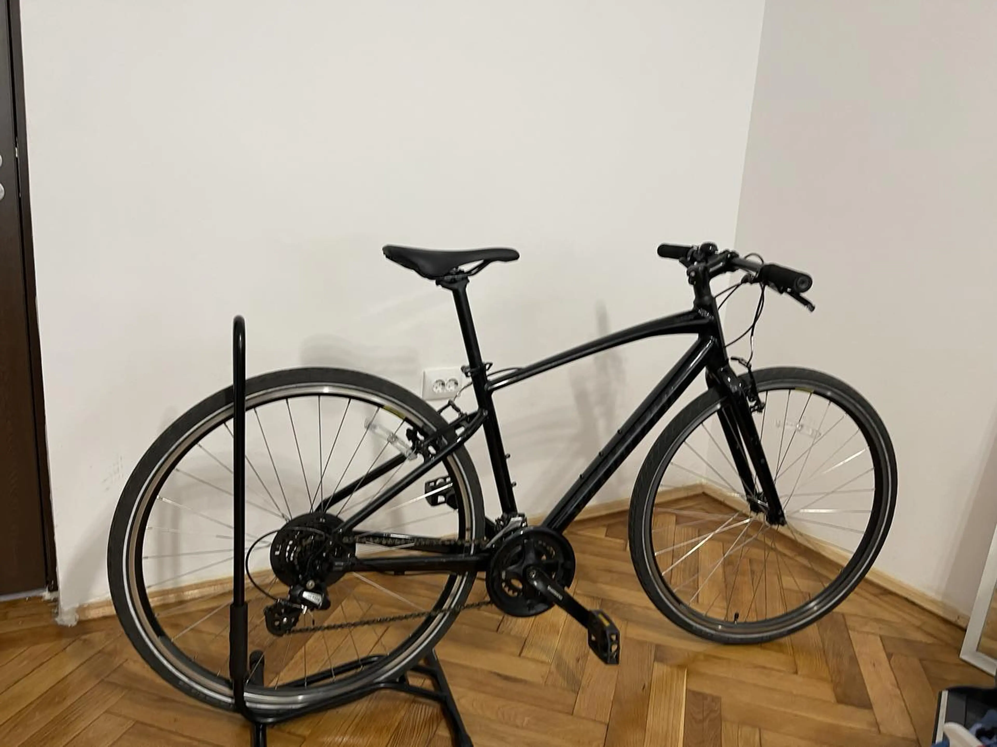 4. Bicicleta Cursiera Specialized Sirrus 1.0 - an 2021