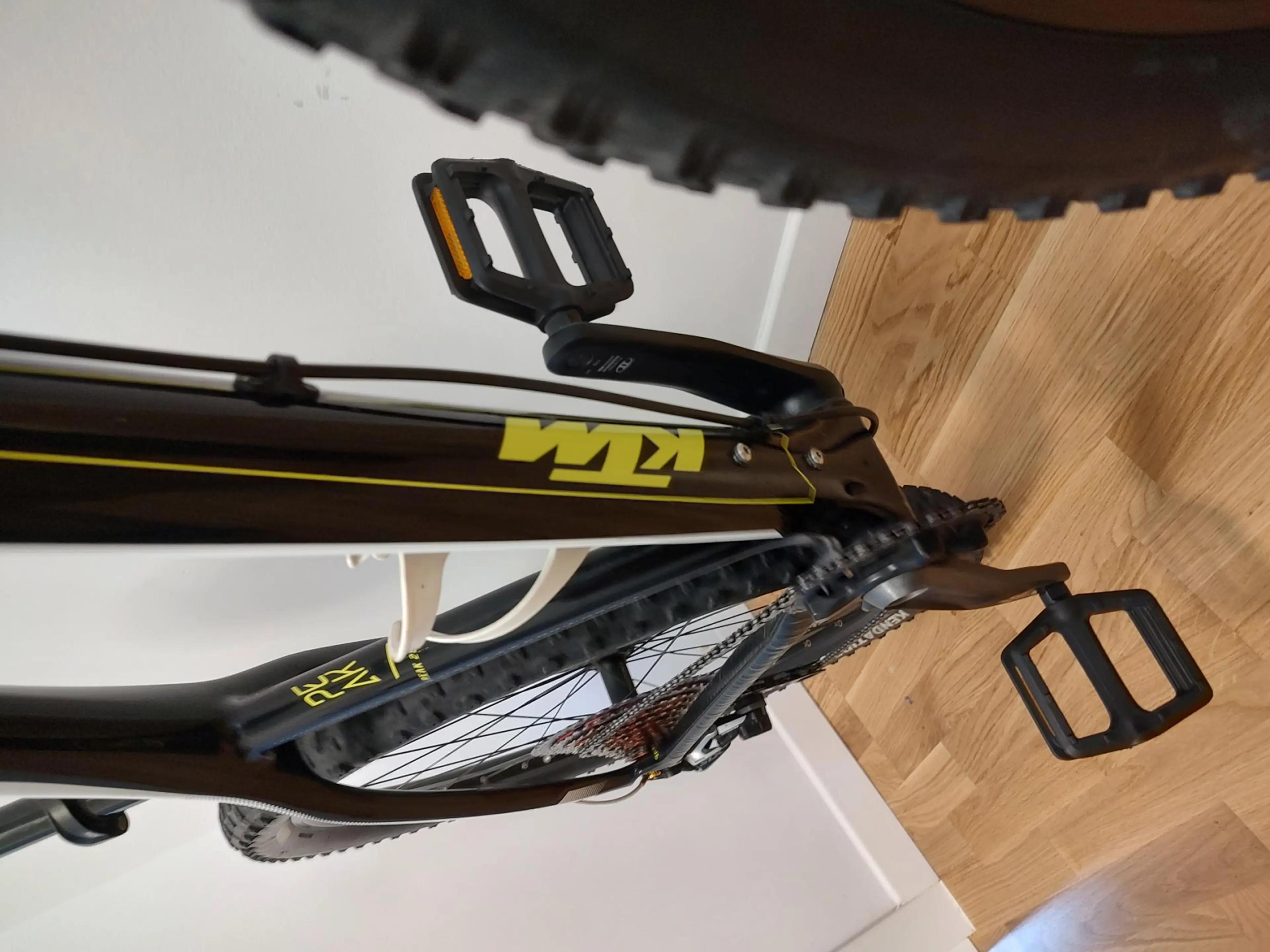10. Vând bicicleta KTM Peak Carbon 29, mărime 19", 1x11 viteze, stare foarte bună.