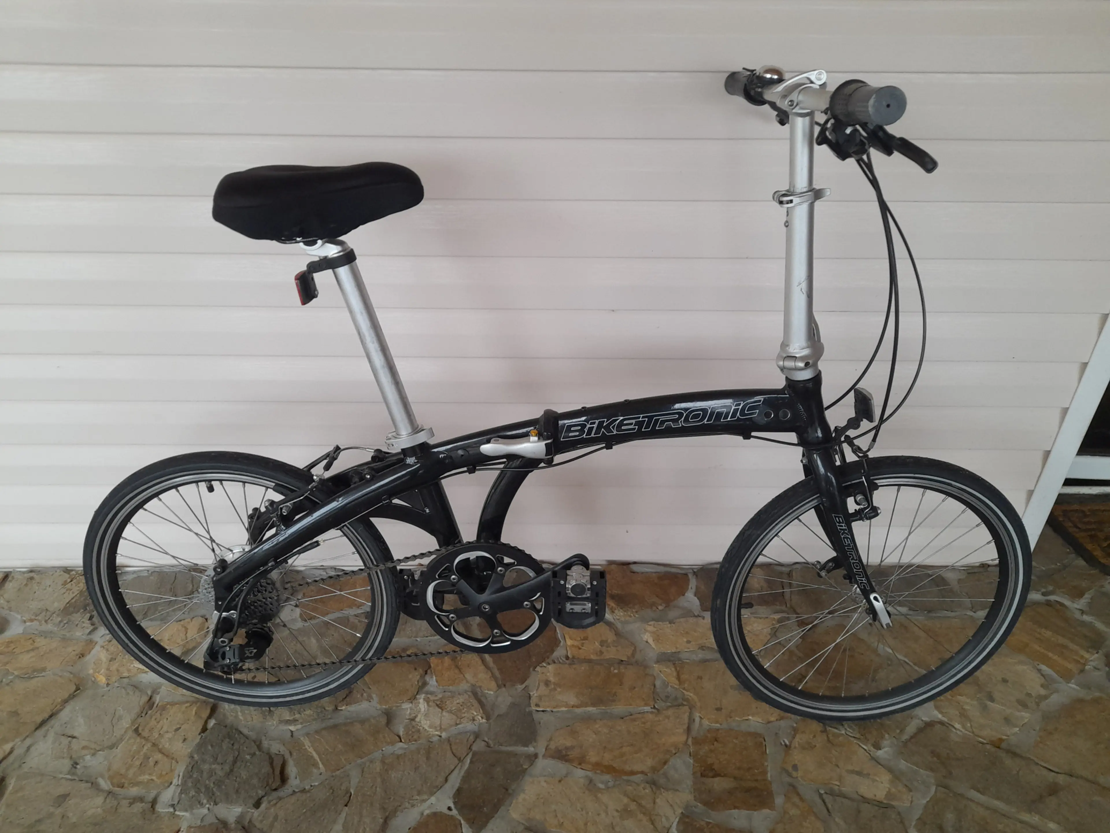 1. Vând bicicleta pliabila Bike Tronic 850 lei