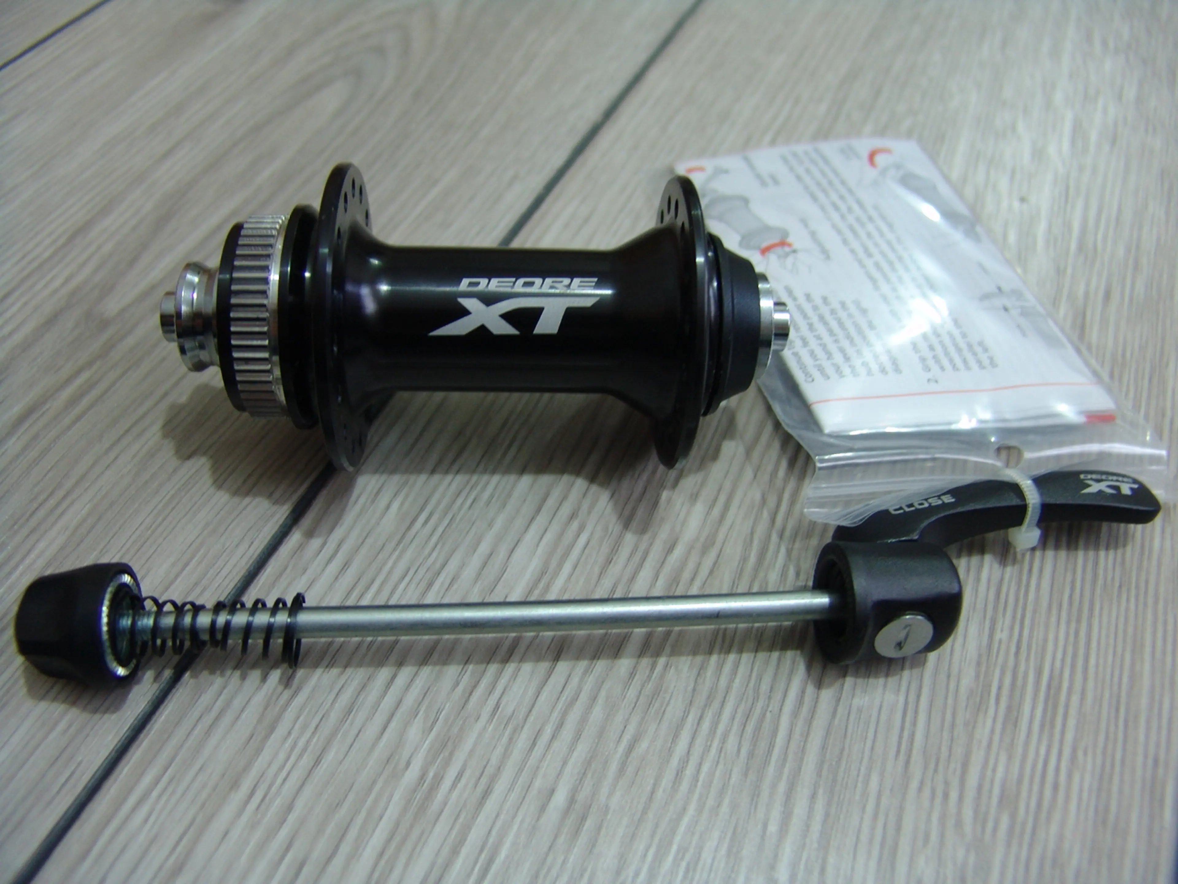 1. Butuc fata Shimano XT M8000 centerlock-32gauri/Nou