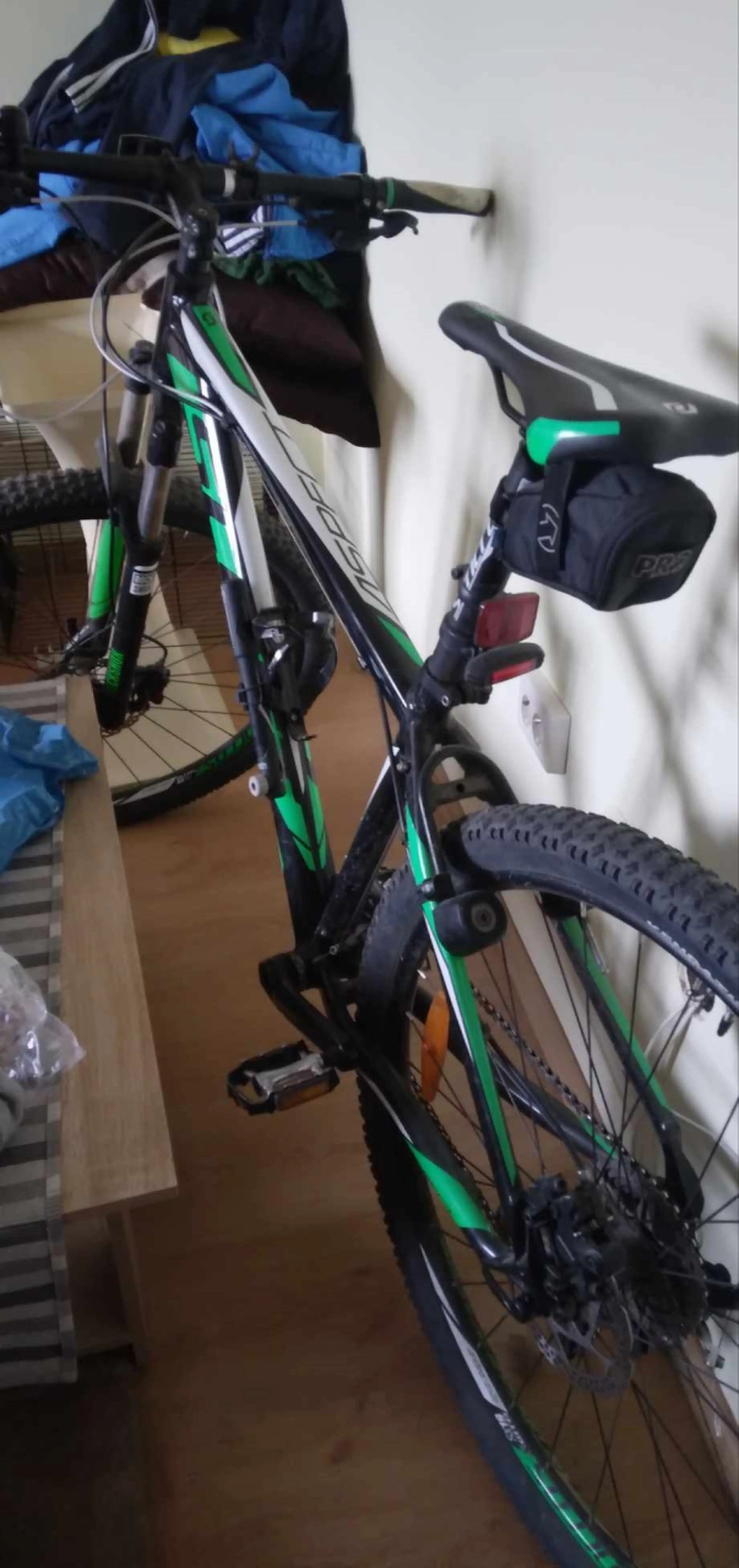 Image Bicicleta cu echipament ciclism - casca,protector pentru genunchi si cot