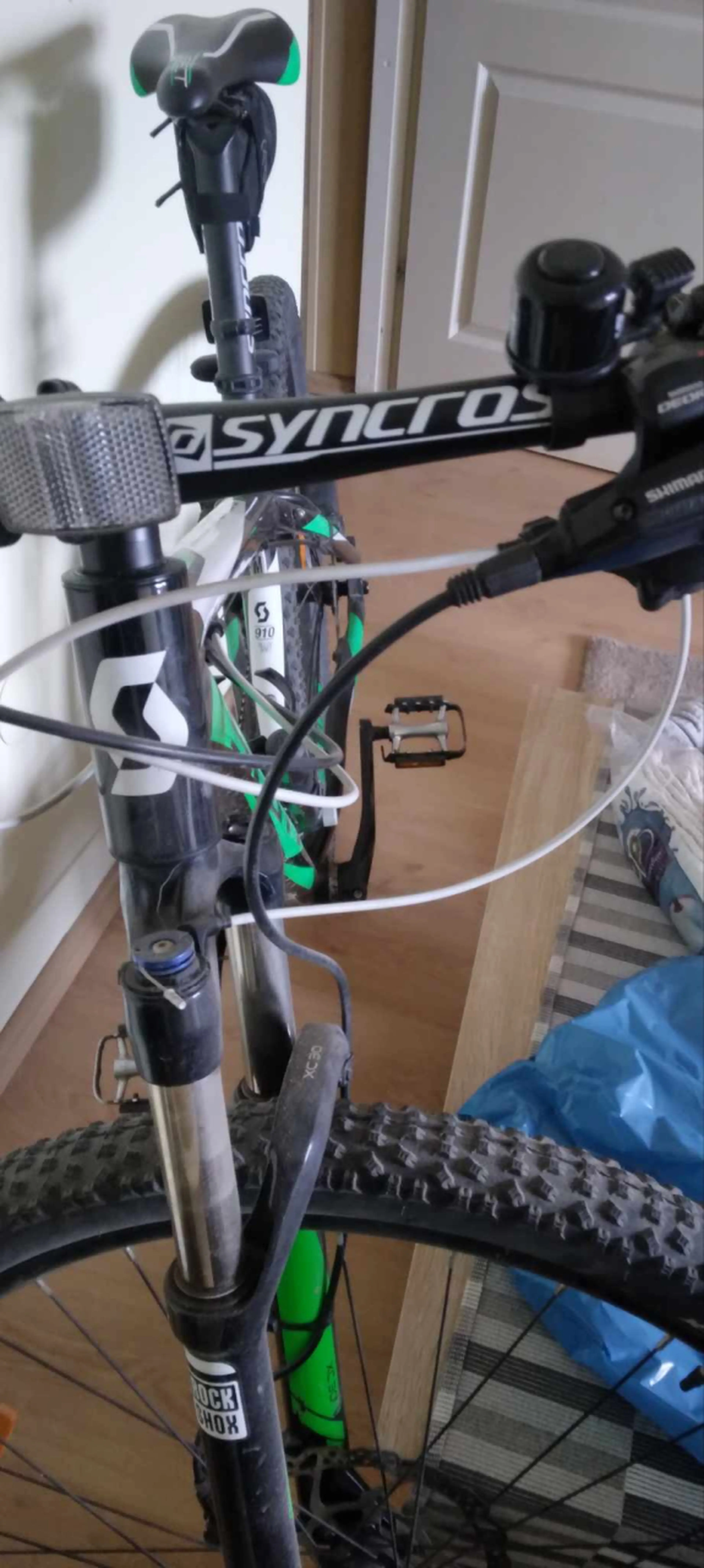 Image Bicicleta cu echipament ciclism - casca,protector pentru genunchi si cot