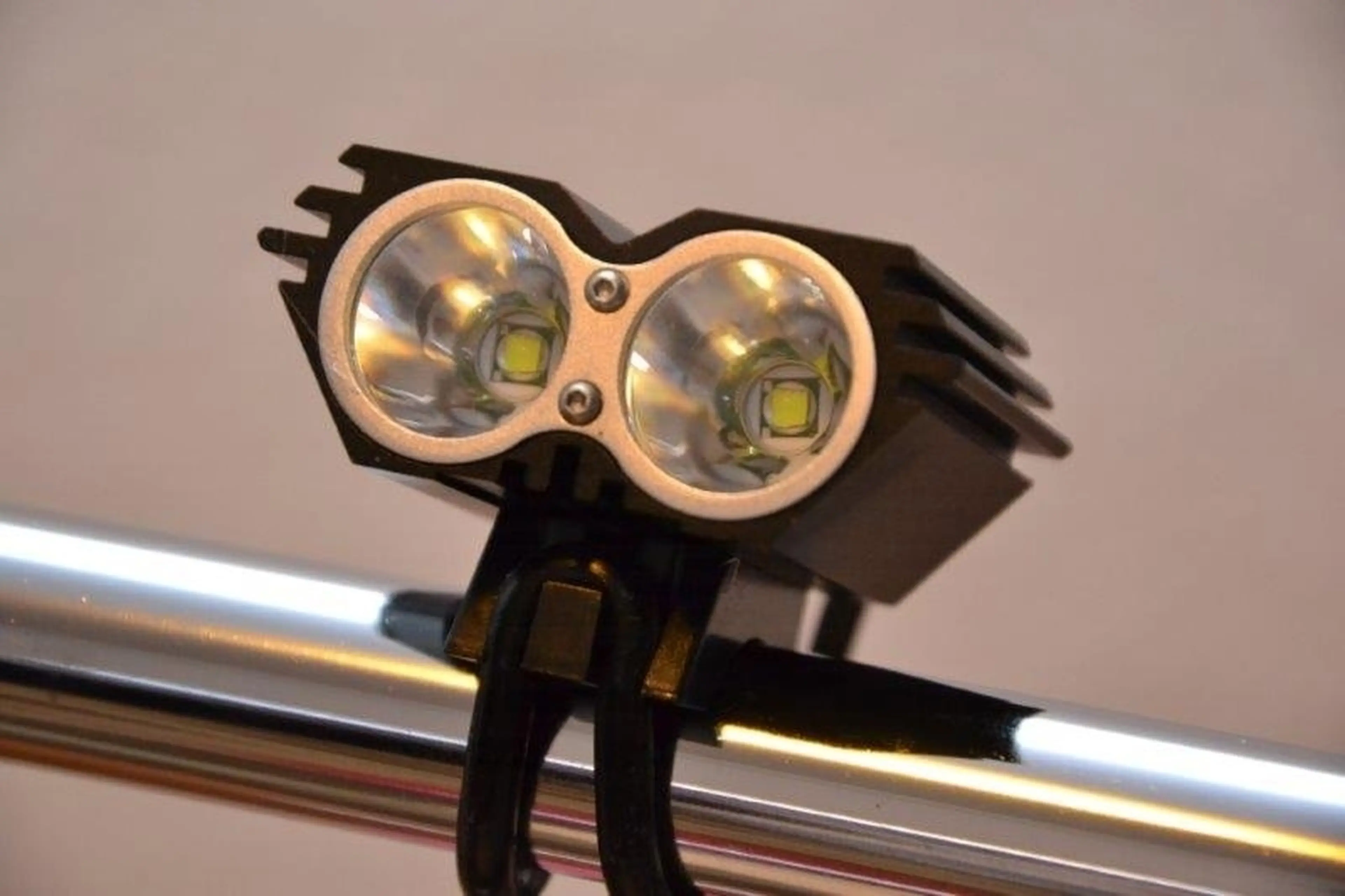 4. Far lanterna bicicleta LED CREE XM-L U2 SolarStorm Solar Storm