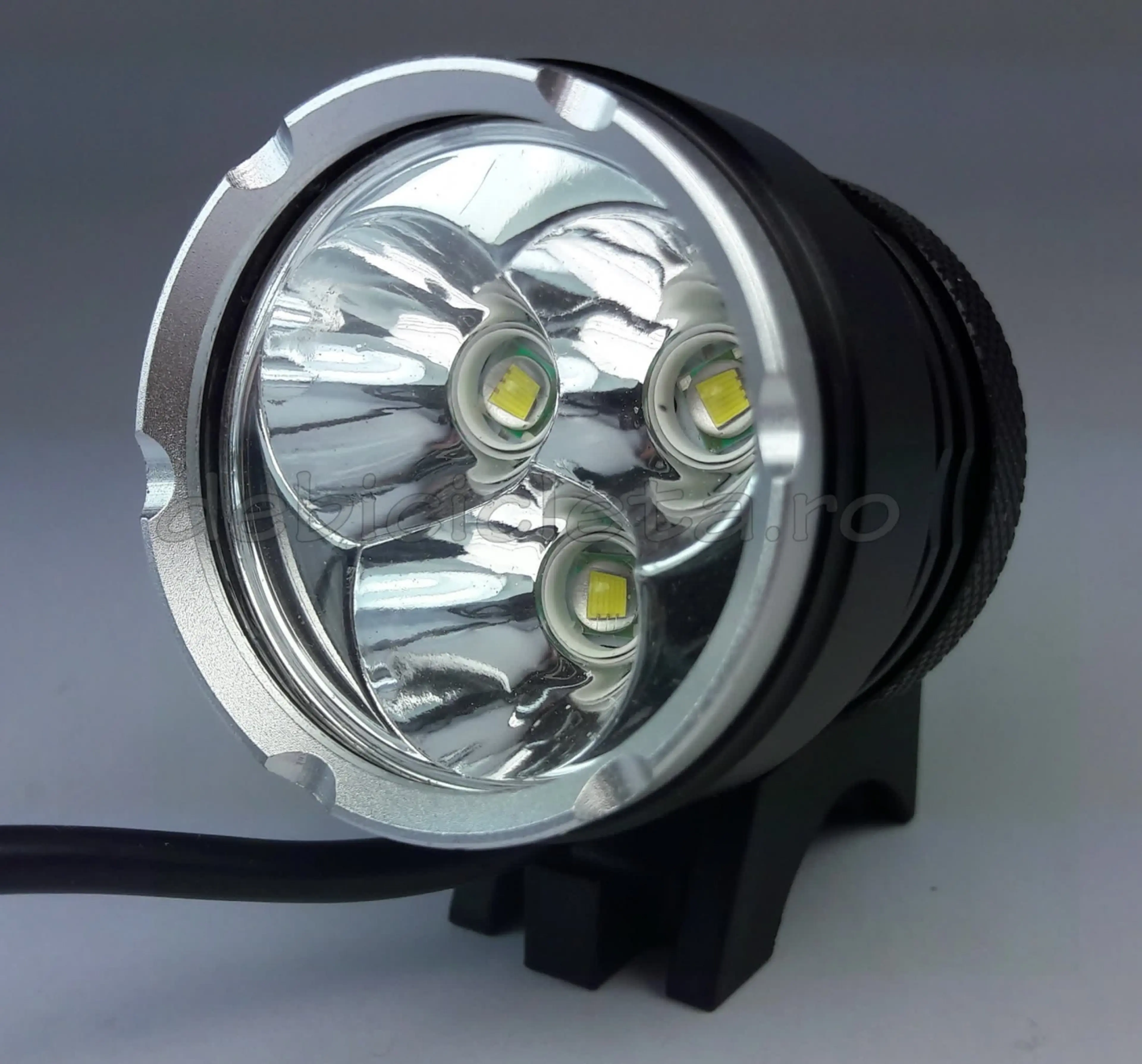 2. Far lanterna bicicleta CREE XM-L T6 3 LED 3800 Lumeni