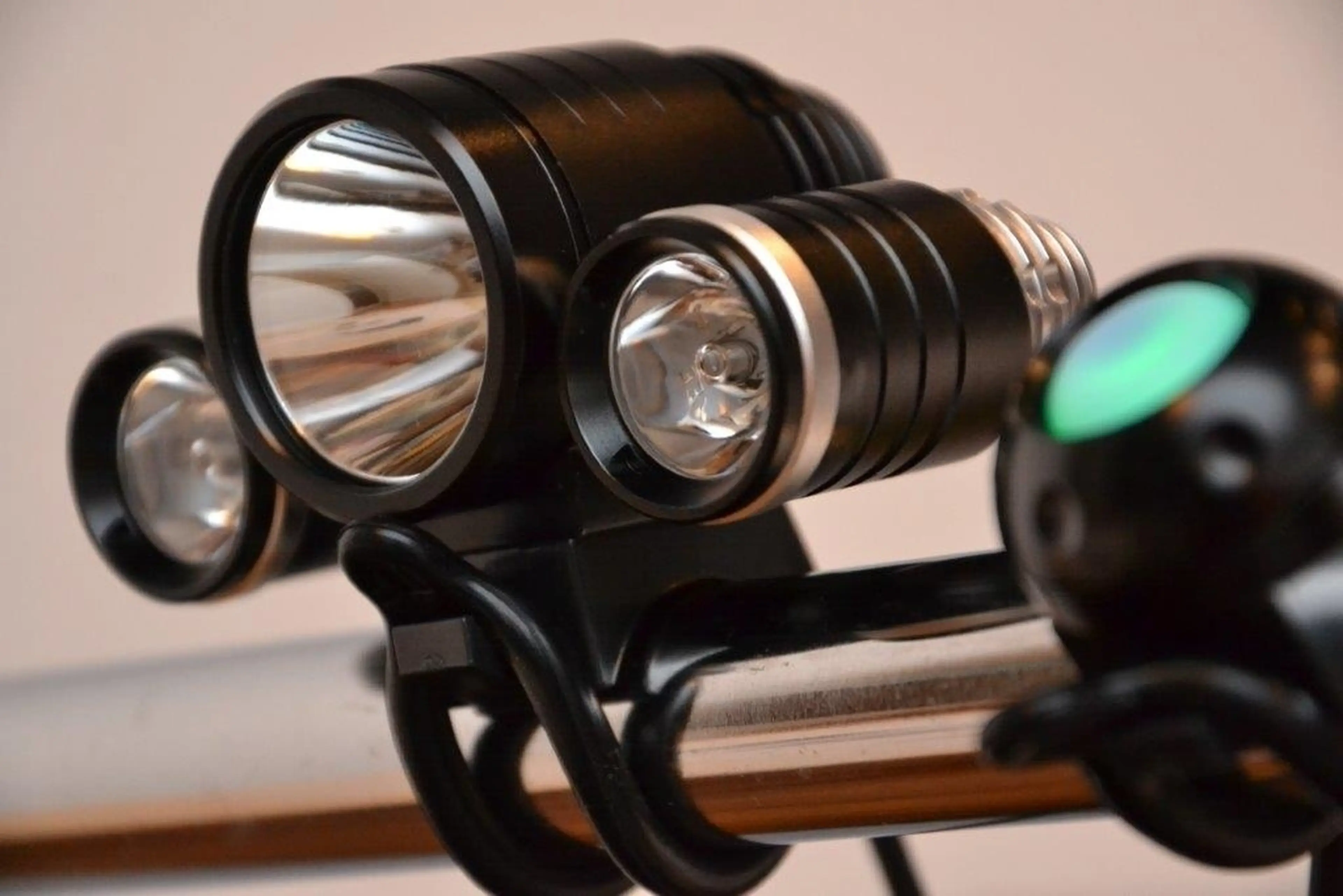 8. Far lanterna bicicleta CREE XM L T6 3 led 3800lumeni cu buton comanda